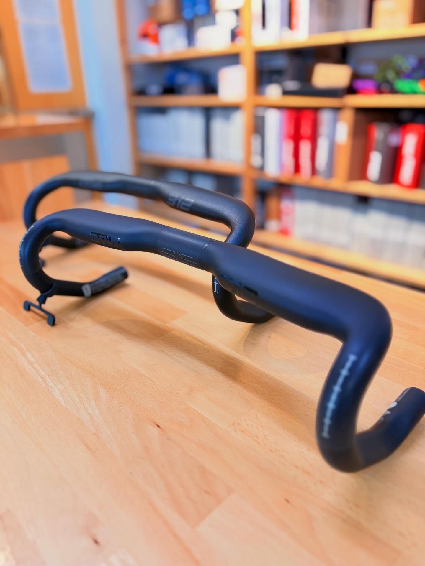 Die Ergonomie-Helden von @sqlab_official haben mit dem 312 Rennradlenker schon ordentlich für Gesprächsstoff gesorgt.
Zuerst als reine „R“ Carbon-Variante am Start – mit Ansagen wie „Der letzte Lenker deines Lebens“ 😏
Statement? Definitiv.
Gemeint war natürlich: maximale Haltbarkeit & durchdachtes Konzept.
Jetzt gibt’s Zuwachs im Portfolio 👇
Der 312 Alu ist der Preiseinstieg in die Serie – rund 115 g schwerer als der 312 R Carbon, aber mit einer sehr ähnlichen Geometrie:
✨ 1,5° Flair
✨ 2–10° Frontsweep (SQlab-typisch)
✨ ergonomisch optimiert für entspannte
Handpositionen auf langen Ausfahrten
Carbon oder Alu – am Ende zählt, wie’s sich anfühlt. Und genau das finden wir mit euch raus.
Kommt vorbei, lasst euch beraten oder schaut direkt bei den Jungs von SQlab vorbei 👌
#bikepointdresden #sqlab #rennrad #roadbike #likesforbikes