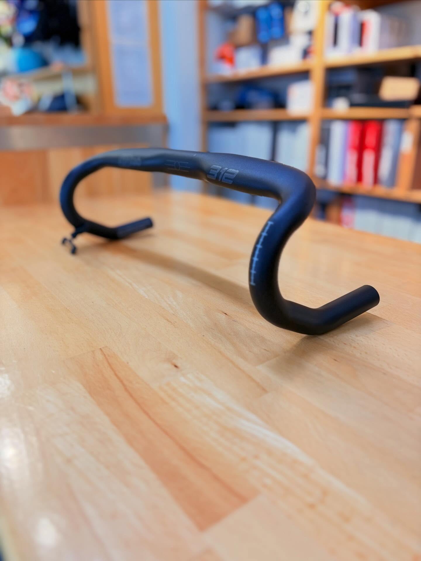 Die Ergonomie-Helden von @sqlab_official haben mit dem 312 Rennradlenker schon ordentlich für Gesprächsstoff gesorgt.
Zuerst als reine „R“ Carbon-Variante am Start – mit Ansagen wie „Der letzte Lenker deines Lebens“ 😏
Statement? Definitiv.
Gemeint war natürlich: maximale Haltbarkeit & durchdachtes Konzept.
Jetzt gibt’s Zuwachs im Portfolio 👇
Der 312 Alu ist der Preiseinstieg in die Serie – rund 115 g schwerer als der 312 R Carbon, aber mit einer sehr ähnlichen Geometrie:
✨ 1,5° Flair
✨ 2–10° Frontsweep (SQlab-typisch)
✨ ergonomisch optimiert für entspannte
Handpositionen auf langen Ausfahrten
Carbon oder Alu – am Ende zählt, wie’s sich anfühlt. Und genau das finden wir mit euch raus.
Kommt vorbei, lasst euch beraten oder schaut direkt bei den Jungs von SQlab vorbei 👌
#bikepointdresden #sqlab #rennrad #roadbike #likesforbikes