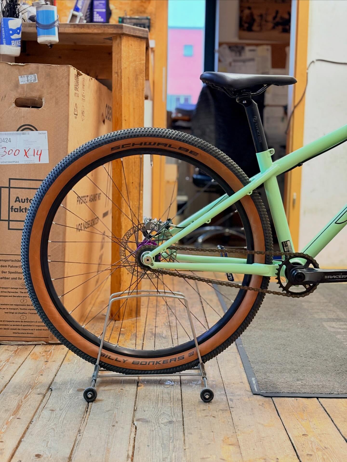 🚲 Cancan kann fast alles. 🆙
Und wenn nicht – dann lernt es das spätestens im Pumptrack. 😌
Das @sour.bicycles Cancan ist bereit, Funkparks zu zerlegen, Lines zu flowen und Airtime zu sammeln.
Realistisch gesehen wird man es aber eher auf den Pumptracks der Umgebung sehen – und dort vermutlich ziemlich regelmäßig 👀
Denn dieses Schmuckstück gehört jetzt unserem treuen Kunden @outsidesperfect 🙌
Let it fly. 🚀
#bikepointdresden #sourbikes #cancan #dirtbike #pumptrack