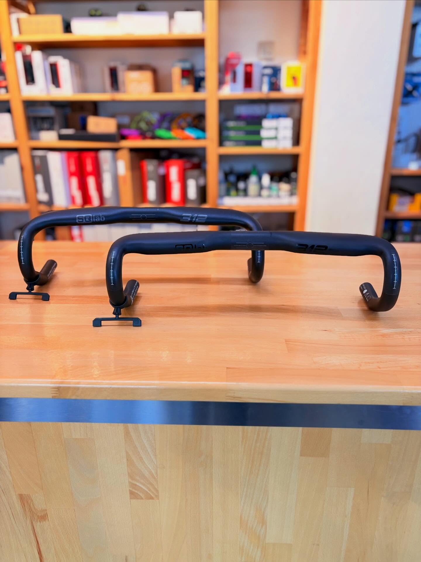 Die Ergonomie-Helden von @sqlab_official haben mit dem 312 Rennradlenker schon ordentlich für Gesprächsstoff gesorgt.
Zuerst als reine „R“ Carbon-Variante am Start – mit Ansagen wie „Der letzte Lenker deines Lebens“ 😏
Statement? Definitiv.
Gemeint war natürlich: maximale Haltbarkeit & durchdachtes Konzept.
Jetzt gibt’s Zuwachs im Portfolio 👇
Der 312 Alu ist der Preiseinstieg in die Serie – rund 115 g schwerer als der 312 R Carbon, aber mit einer sehr ähnlichen Geometrie:
✨ 1,5° Flair
✨ 2–10° Frontsweep (SQlab-typisch)
✨ ergonomisch optimiert für entspannte
Handpositionen auf langen Ausfahrten
Carbon oder Alu – am Ende zählt, wie’s sich anfühlt. Und genau das finden wir mit euch raus.
Kommt vorbei, lasst euch beraten oder schaut direkt bei den Jungs von SQlab vorbei 👌
#bikepointdresden #sqlab #rennrad #roadbike #likesforbikes