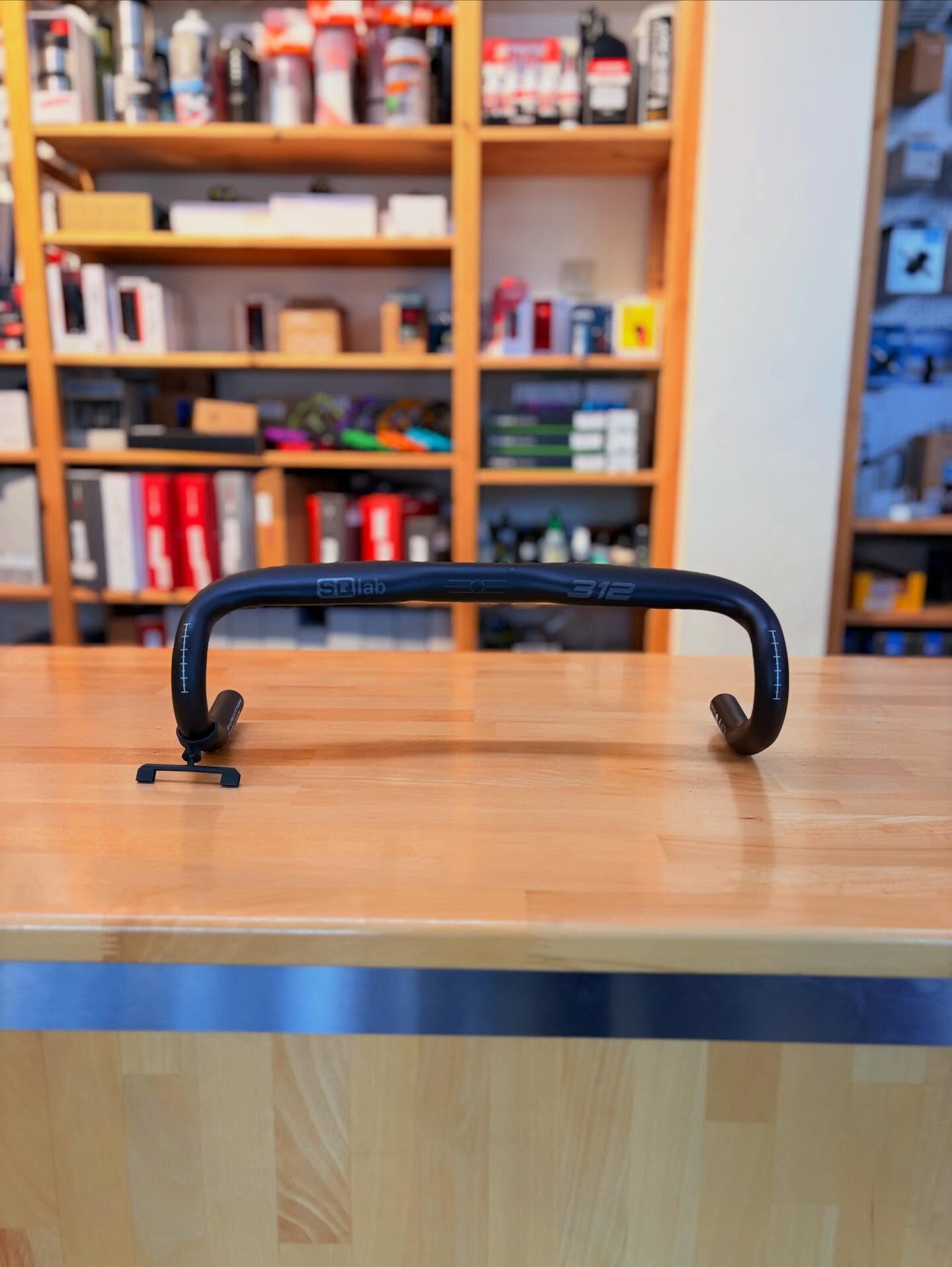 Die Ergonomie-Helden von @sqlab_official haben mit dem 312 Rennradlenker schon ordentlich für Gesprächsstoff gesorgt.
Zuerst als reine „R“ Carbon-Variante am Start – mit Ansagen wie „Der letzte Lenker deines Lebens“ 😏
Statement? Definitiv.
Gemeint war natürlich: maximale Haltbarkeit & durchdachtes Konzept.
Jetzt gibt’s Zuwachs im Portfolio 👇
Der 312 Alu ist der Preiseinstieg in die Serie – rund 115 g schwerer als der 312 R Carbon, aber mit einer sehr ähnlichen Geometrie:
✨ 1,5° Flair
✨ 2–10° Frontsweep (SQlab-typisch)
✨ ergonomisch optimiert für entspannte
Handpositionen auf langen Ausfahrten
Carbon oder Alu – am Ende zählt, wie’s sich anfühlt. Und genau das finden wir mit euch raus.
Kommt vorbei, lasst euch beraten oder schaut direkt bei den Jungs von SQlab vorbei 👌
#bikepointdresden #sqlab #rennrad #roadbike #likesforbikes