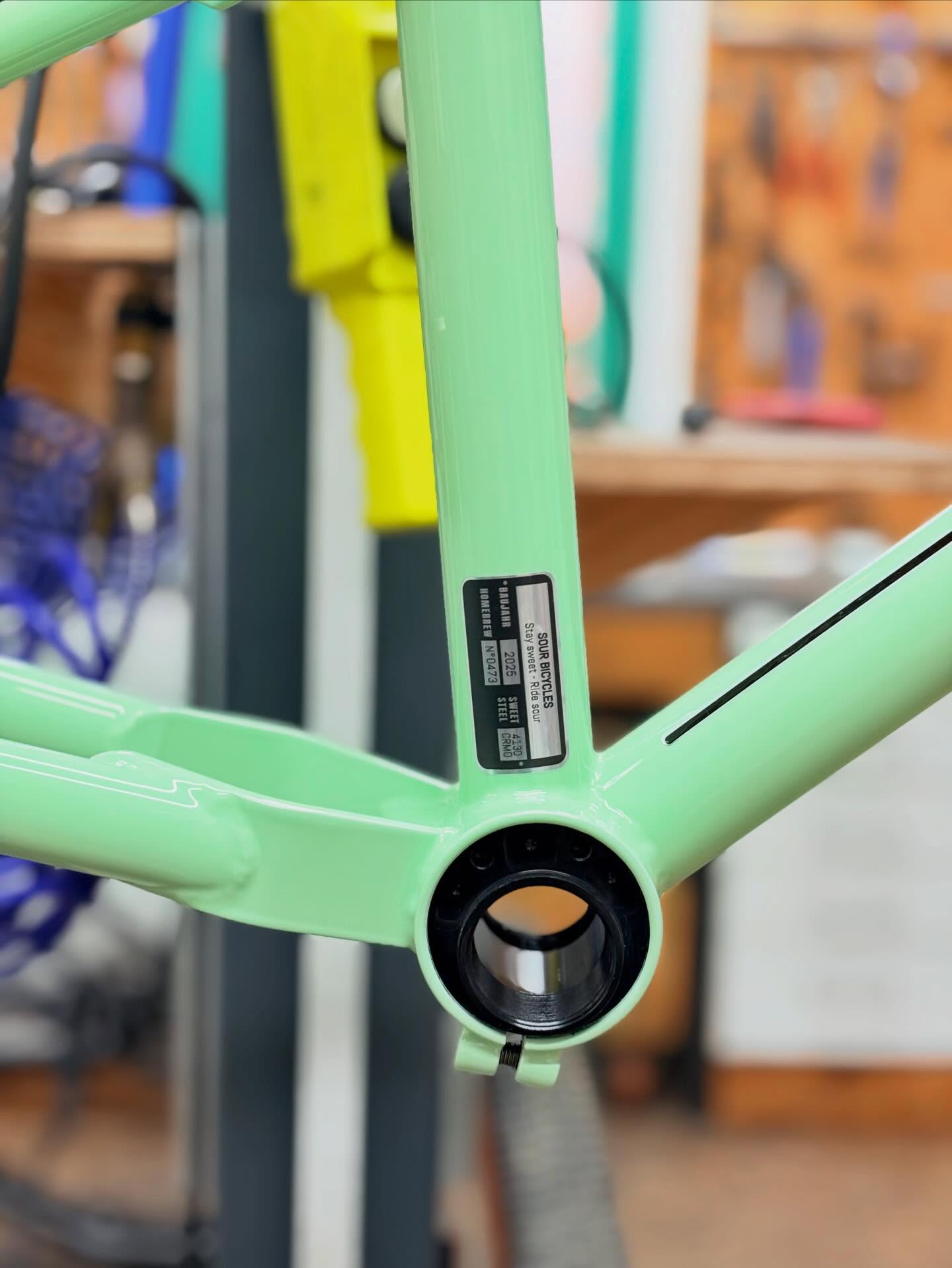 Ihr habt das fertige @sour.bicycles Cancan schon gesehen 👀
hier kommen die Bilder vom Weg dorthin.🖼️
Rahmen im Rampenlicht.🔦
Parts bereitgelegt.🫶🏻
Werkstattmodus: konzentriert.🤫
Denn bevor das Bike mit @outsidesperfect auf dem Pumptrack glänzt, entsteht es bei uns Schraube für Schraube.🔩
Kein Zufall. Kein Schnellschuss. Sondern Handwerk.
Und genau da fängt der Spaß eigentlich schon an. 🚀
#bikepointdresden #sourbikes #cancan #bikebuild #behindthescenes