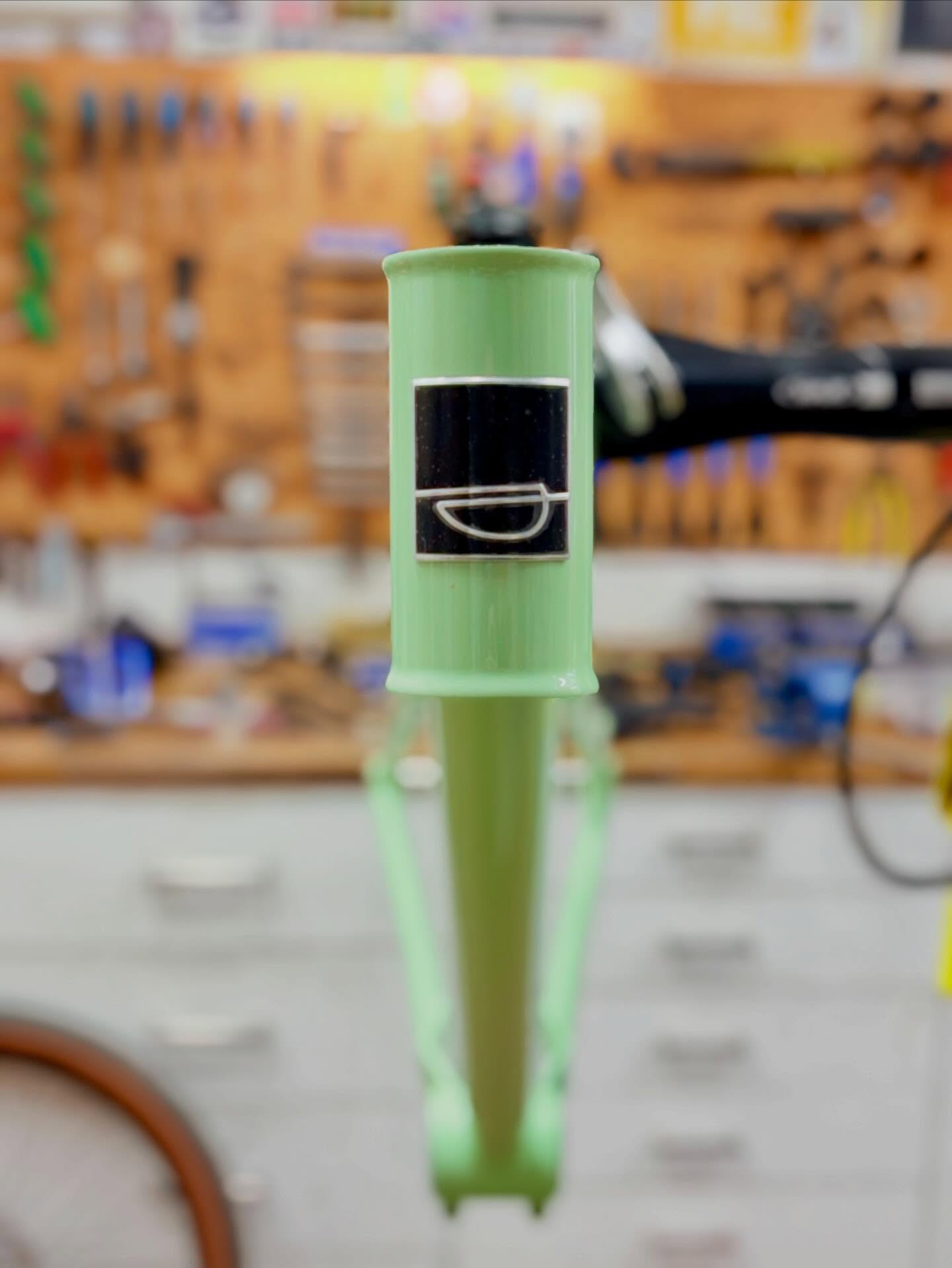 Ihr habt das fertige @sour.bicycles Cancan schon gesehen 👀
hier kommen die Bilder vom Weg dorthin.🖼️
Rahmen im Rampenlicht.🔦
Parts bereitgelegt.🫶🏻
Werkstattmodus: konzentriert.🤫
Denn bevor das Bike mit @outsidesperfect auf dem Pumptrack glänzt, entsteht es bei uns Schraube für Schraube.🔩
Kein Zufall. Kein Schnellschuss. Sondern Handwerk.
Und genau da fängt der Spaß eigentlich schon an. 🚀
#bikepointdresden #sourbikes #cancan #bikebuild #behindthescenes