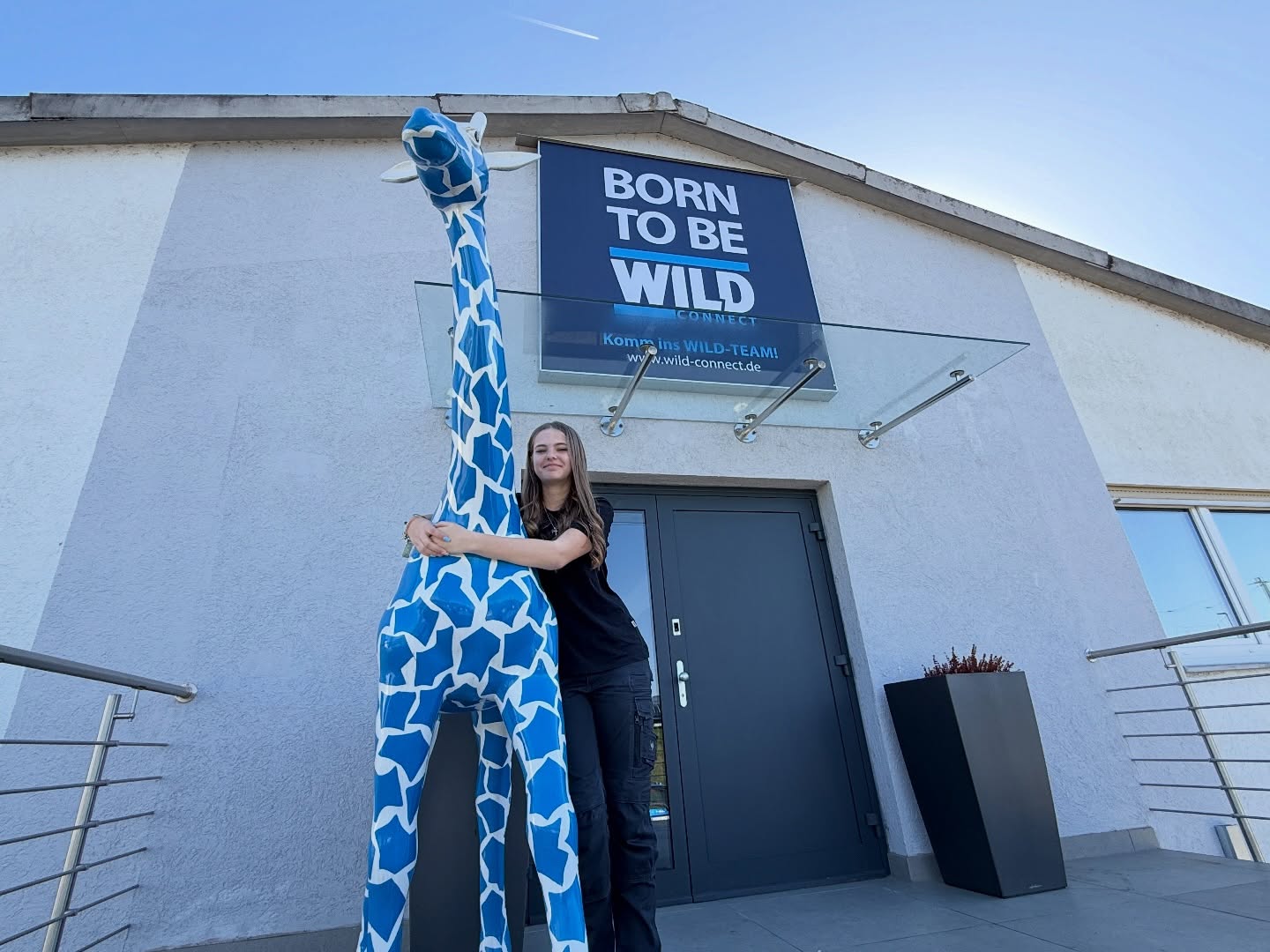 Lara hat diese Woche ein spannendes Praktikum bei WILD absolviert und dabei viele wertvolle Eindrücke gesammelt. Von ersten Einblicken in die Arbeitsabläufe bis hin zum Kennenlernen des Teams – es war eine Woche voller neuer Erfahrungen, Inspiration und spannender Momente.
Danke fĂĽr dein Engagement, Lara! Wir freuen uns, dass du Teil unserer Woche warst. đź’™
Lara completed an exciting internship at WILD this week and gained many valuable insights. From first glimpses into the workflows to getting to know the team – it was a week full of new experiences, inspiration, and exciting moments. Thank you for your commitment, Lara! We are glad that you were part of our week. 💙
Lara ezen a héten egy izgalmas gyakorlatot végzett a WILD-nál, és sok értékes tapasztalatot szerzett. Az első betekintésektől a munkafolyamatokba a csapat megismeréséig – egy hét volt tele új élményekkel, inspirációval és izgalmas pillanatokkal. Köszönjük az elkötelezettségedet, Lara! Örülünk, hogy része voltál a hetünknek. 💙
#Praktikum #WILD #Teamwork #Einblicke