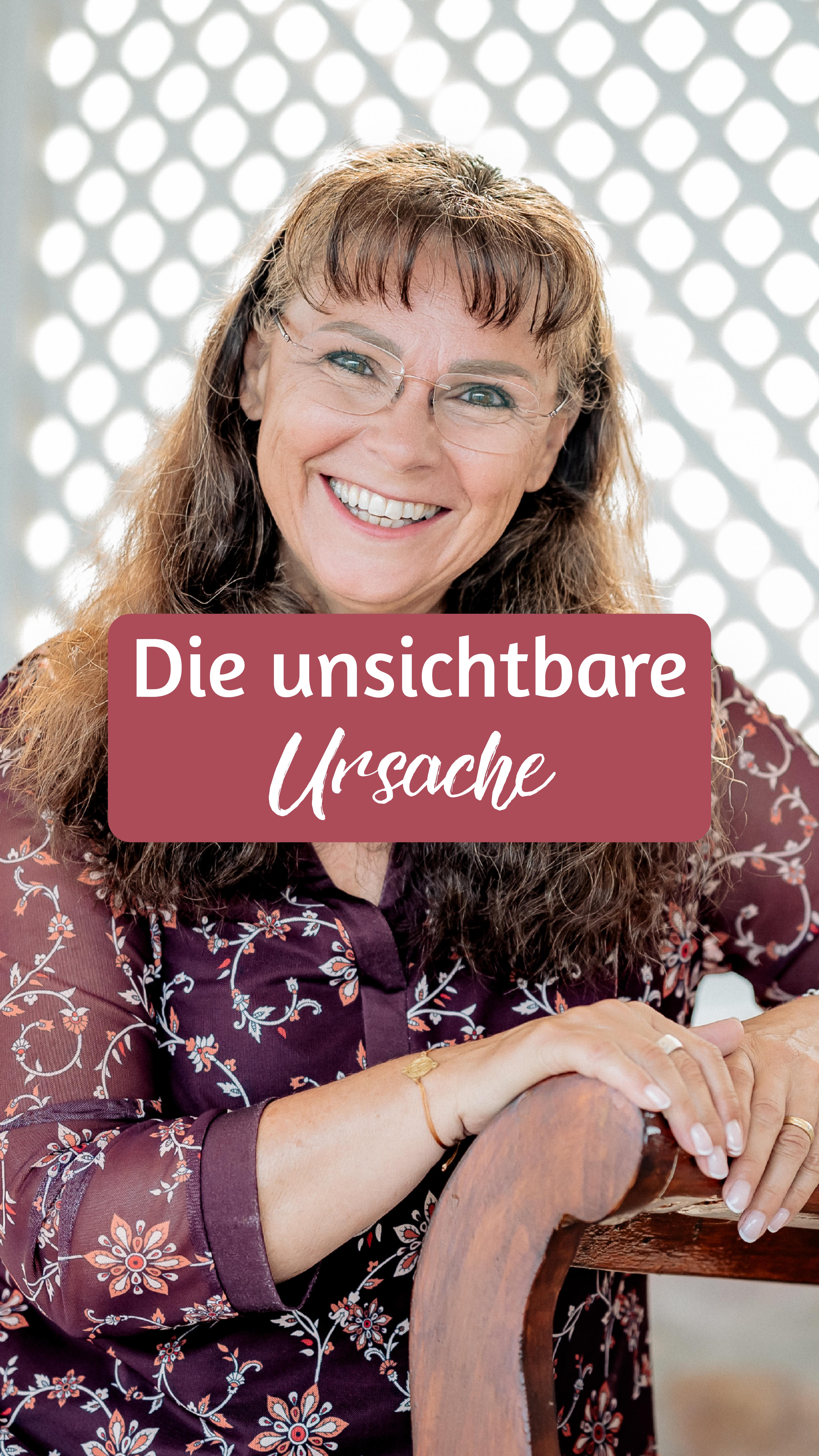 Ihr Körper war mehrfach behandelt worden und dennoch lösten sich ihre Knochen weiter auf.
Sie hatte bereits 40 Operationen durchgestanden, doch keine Behandlung brachte dauerhafte Stabilität. Kein Spezialist konnte erklären, warum ihr Körper sich weiter abbauen wollte. Medizinisch war vieles versucht worden, aber die eigentliche Ursache blieb im Verborgenen.
Als sie vor mir saß, wurde in unserem Gespräch ein Zusammenhang sichtbar, der zuvor nie betrachtet worden war.
Sie war als Zwilling im Mutterleib angelegt gewesen, doch ihr Bruder war bereits während der Schwangerschaft verstorben. Dieser frühe Verlust hatte ihr gesamtes System geprägt. ?
Wenn ein Mensch einen so frühen Bindungsabbruch erlebt, noch bevor er bewusst erinnern kann, speichert das Nervensystem diesen Schock. Es geht dann nicht mehr um Entwicklung, sondern um Überleben.
Der Körper reagiert nicht zufällig. Er drückt oft das aus, was emotional keinen Raum bekommen hat.
In unserer gemeinsamen Arbeit ging es nicht darum, noch mehr zu reparieren.
Es ging darum, den ursprünglichen Schmerz anzuerkennen, die Verbindung zu würdigen und ihrem Nervensystem die Sicherheit zu geben, die damals gefehlt hatte. ?
Seit wir diesen Zusammenhang betrachtet und integriert haben, geht es ihr deutlich besser. Nicht, weil etwas Magisches geschehen ist, sondern weil ihr inneres System verstanden wurde.
Heilung beginnt oft dort, wo niemand zuvor hingesehen hat.
Nicht bei Symptomen, sondern bei der Geschichte dahinter.
✨Wenn du spürst, dass dein Körper vielleicht mehr weiß, als bisher gesehen wurde, dann…
? kommentiere “Ursache“ und ich melde mich bei dir.