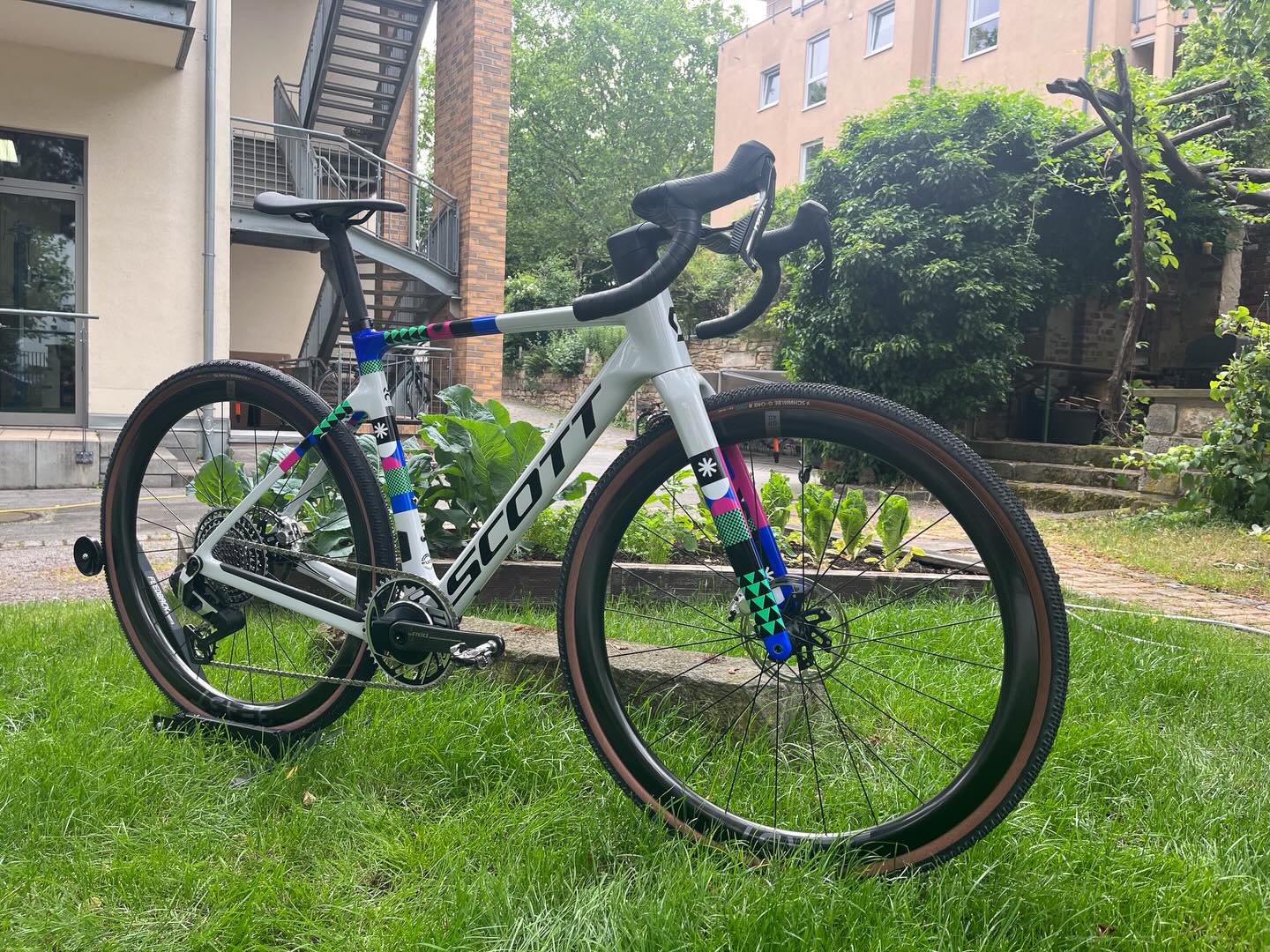 Die UCI hat unlängst auch die Schotterpisten für sich entdeckt 👀🌪️
Und wie immer gilt: Meinungen gibt’s genug – genauso wie neue Regeln. 📜⚖️
Aber ganz ehrlich…
Dieses Maschinchen hier braucht keine Regularien, um zu zeigen, wie absurd stark es ist. 😮🔥🚀
Dieses farbenfrohe @scottsports Addict Gravel RC ist zu schnell für den Gravelzirkus und damit eigentlich schon zu weit vorne. 🎪💨
#ScottAddictRC #GravelRace #UCIRules #RideFast #bikepointdresden