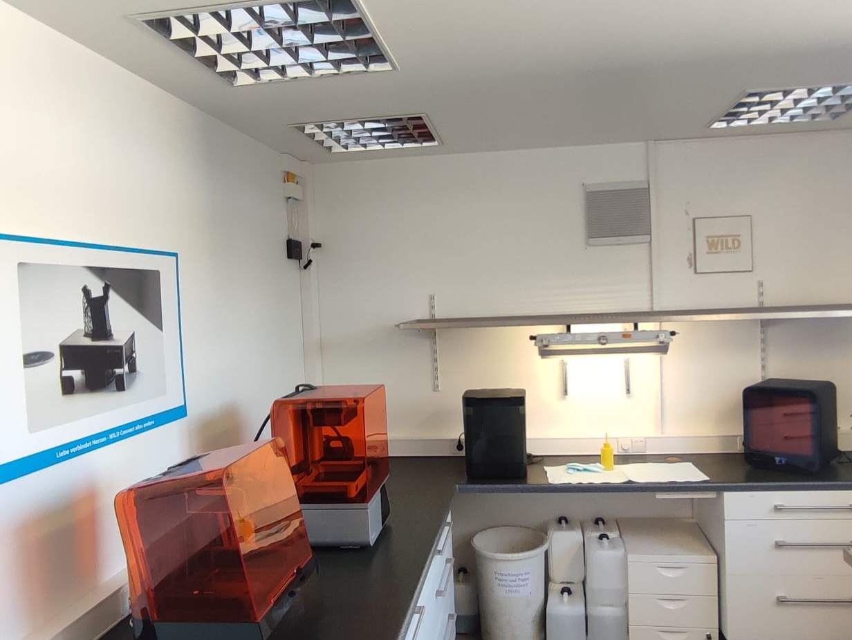 Lara hat diese Woche ein spannendes Praktikum bei WILD absolviert und dabei viele wertvolle Eindrücke gesammelt. Von ersten Einblicken in die Arbeitsabläufe bis hin zum Kennenlernen des Teams – es war eine Woche voller neuer Erfahrungen, Inspiration und spannender Momente.
Danke fĂĽr dein Engagement, Lara! Wir freuen uns, dass du Teil unserer Woche warst. đź’™
Lara completed an exciting internship at WILD this week and gained many valuable insights. From first glimpses into the workflows to getting to know the team – it was a week full of new experiences, inspiration, and exciting moments. Thank you for your commitment, Lara! We are glad that you were part of our week. 💙
Lara ezen a héten egy izgalmas gyakorlatot végzett a WILD-nál, és sok értékes tapasztalatot szerzett. Az első betekintésektől a munkafolyamatokba a csapat megismeréséig – egy hét volt tele új élményekkel, inspirációval és izgalmas pillanatokkal. Köszönjük az elkötelezettségedet, Lara! Örülünk, hogy része voltál a hetünknek. 💙
#Praktikum #WILD #Teamwork #Einblicke