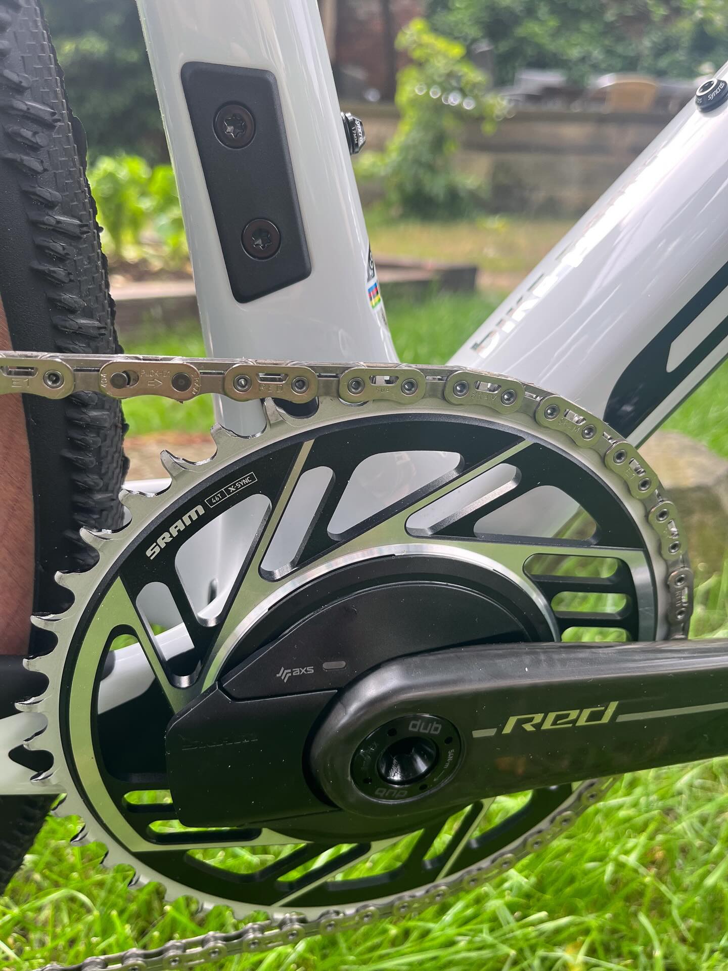 Sonntagabend. Zeit für die Details. 🌙✨
Nachdem wir euch das Gesamtpaket gezeigt haben, zoomen wir heute mal dahin, wo’s richtig ernst wird…
🔥 1x13 @sramroad RED – brutal präzise und mit integriertem Powermeter.
Das heißt: Weniger Spielereien. Mehr Fokus. Mehr Speed. ⚡📊
Angetrieben von
@beast_components Laufrädern – leicht, steif, schnell.
Wenn Beschleunigung eine Sprache hätte, würden sie brüllen. 🐺💨
Das hier ist kein Gravelbike für „mal schauen“.
Das ist Gravel auf Rennmodus.
#ScottAddict #SRAMRed #SRAM13 #bikepointdresden #beastcomponents