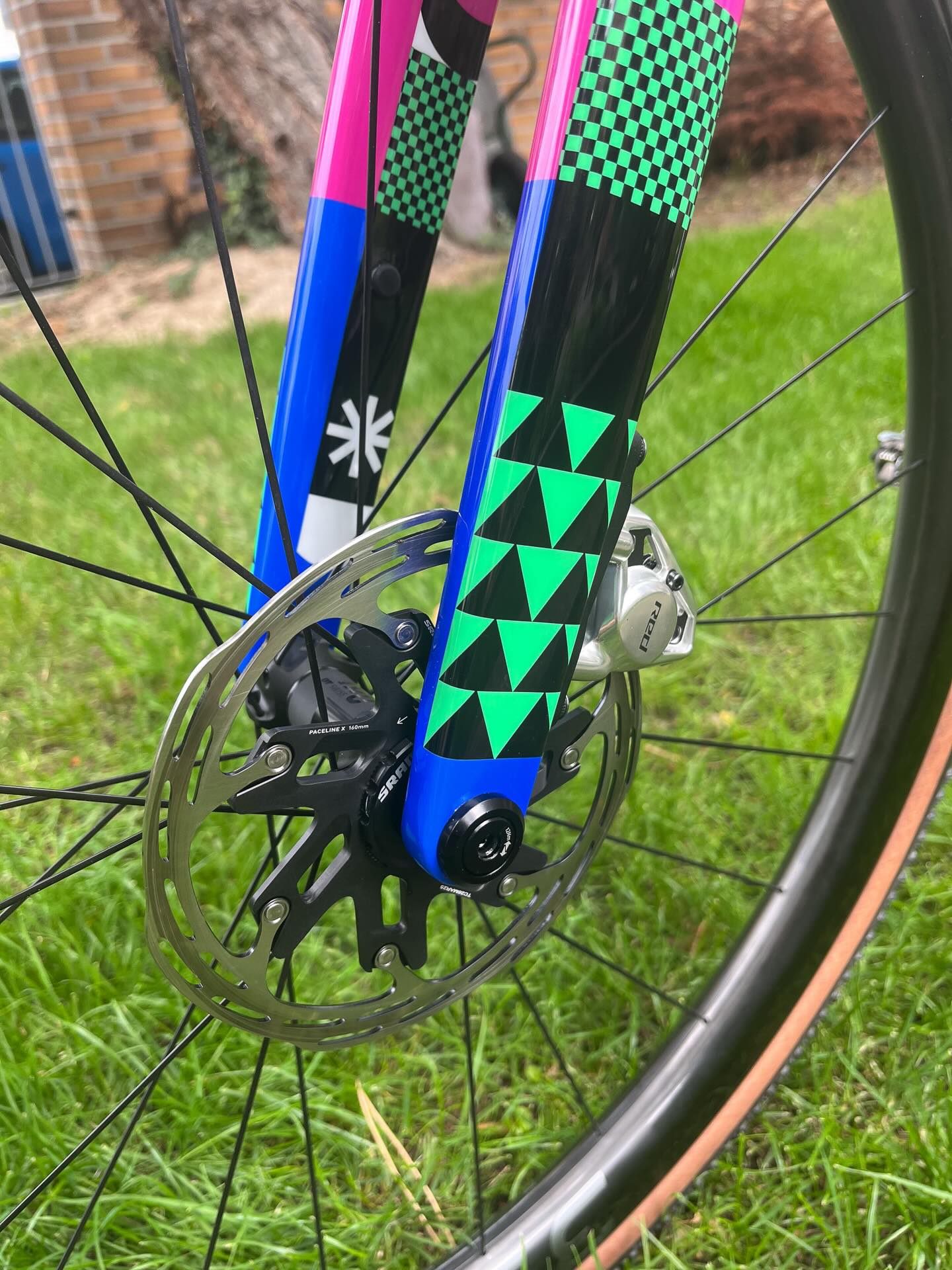 Sonntagabend. Zeit für die Details. 🌙✨
Nachdem wir euch das Gesamtpaket gezeigt haben, zoomen wir heute mal dahin, wo’s richtig ernst wird…
🔥 1x13 @sramroad RED – brutal präzise und mit integriertem Powermeter.
Das heißt: Weniger Spielereien. Mehr Fokus. Mehr Speed. ⚡📊
Angetrieben von
@beast_components Laufrädern – leicht, steif, schnell.
Wenn Beschleunigung eine Sprache hätte, würden sie brüllen. 🐺💨
Das hier ist kein Gravelbike für „mal schauen“.
Das ist Gravel auf Rennmodus.
#ScottAddict #SRAMRed #SRAM13 #bikepointdresden #beastcomponents