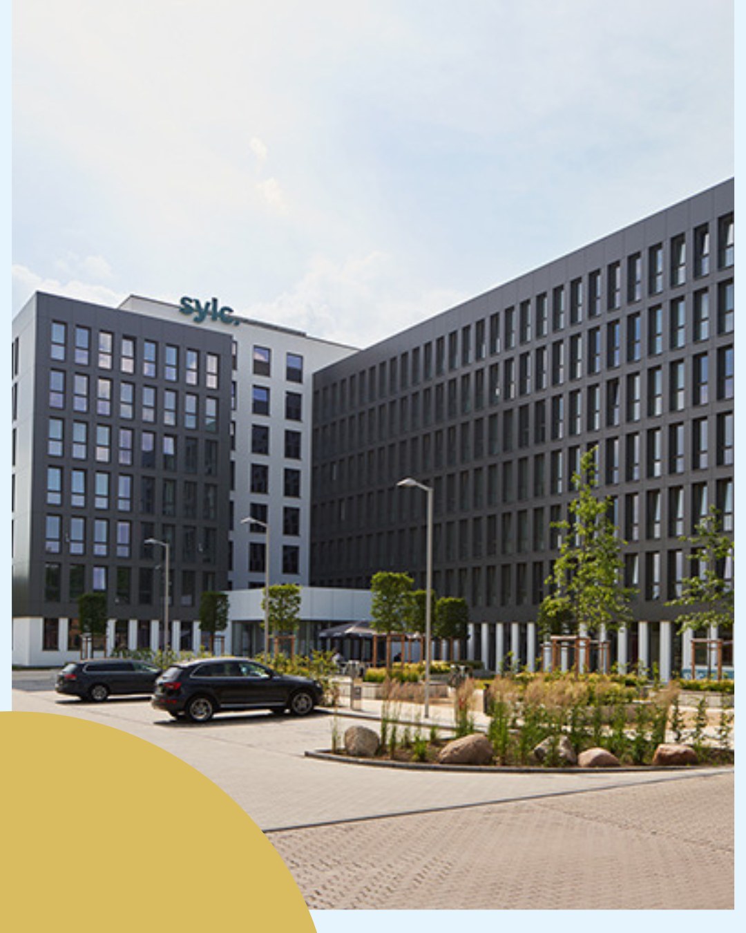 Hotel zu eng. Ferienwohnung zu unpersönlich.
Im sylc. wohnst du genau so, wie du willst – modern, gemütlich und mit allem, was deinen Aufenthalt easy macht: voll ausgestattete Apartments mit Kitchenette, Housekeeping, Rooftop-Gym, Library Bar, EATERY & 24/7-Shop direkt im Haus.
Ob Kurztrip, Workation oder längerer Aufenthalt – hier findest du deinen Platz in Hamburg, ganz nach deinem Rhythmus.
? Jetzt direkt auf unserer Website buchen!