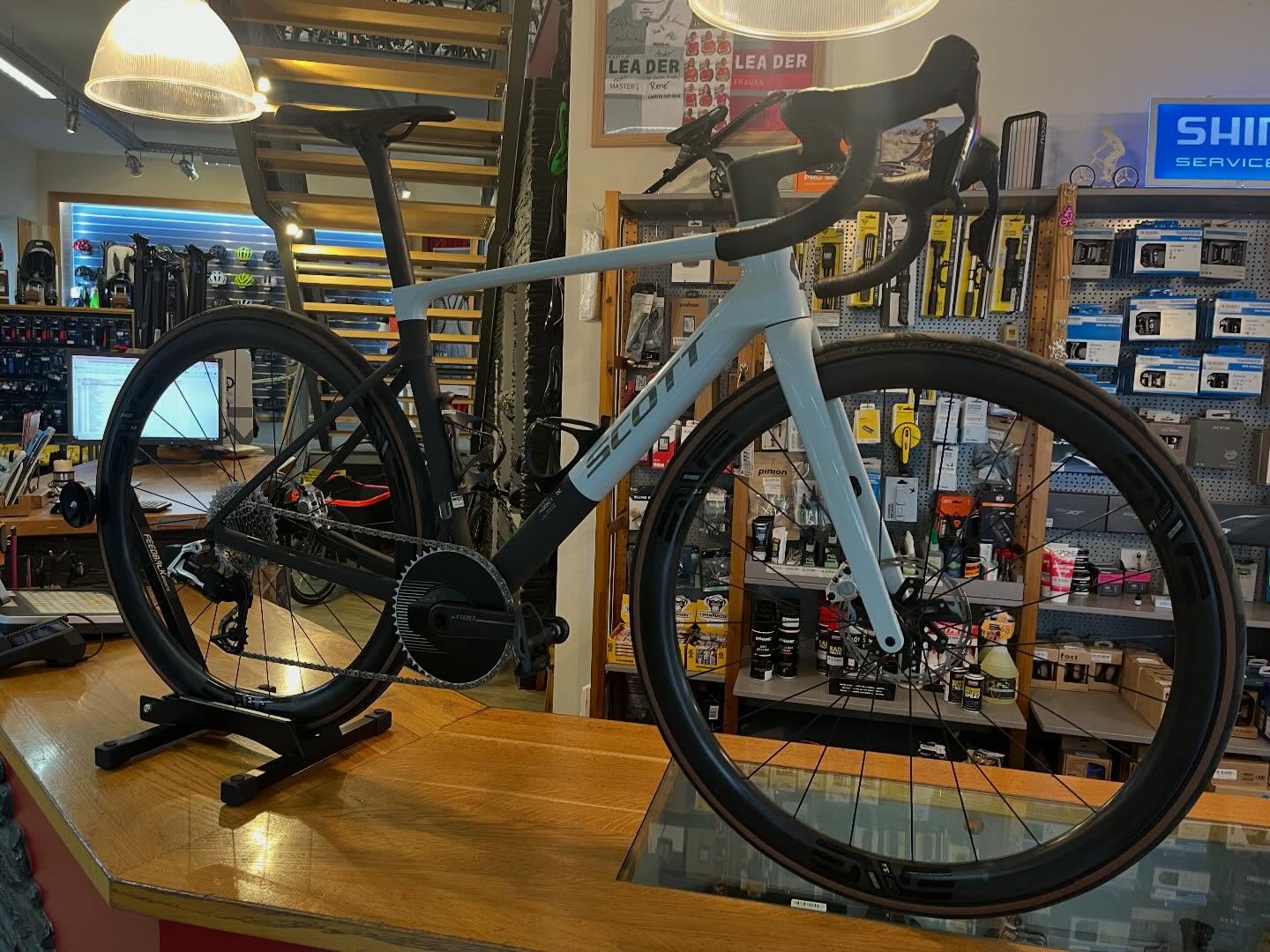 Geringes Gewicht gehört nach ganz oben ins Regal – alte Verkäuferweisheit. 😉
Und wenn ein Bike gerade mal 6,59 kg auf die Waage bringt, dann gibt’s eigentlich nur einen Platz dafür:
direkt auf unseren Verkaufstresen. 👑
Das @scottsports Addict RC Pro ist nicht nur leicht – es ist ein Statement.
Minimalismus in Reinform. Geschwindigkeit zum Anfassen. 🚀
Wer traut sich, es wieder runterzunehmen? 😏
#ScottAddictRCPro #AddictRC #Lightweight #bikepointdresden #roadbike