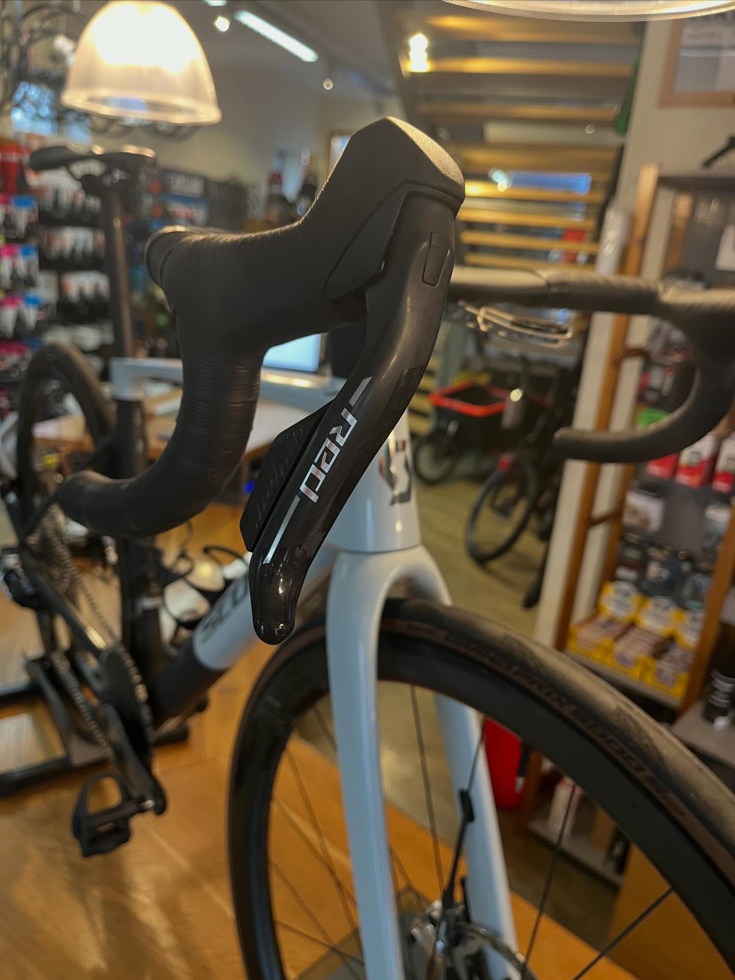 Ihr habt es beim Heranzoomen bestimmt schon entdeckt. 👀
Die Parts, die dieses @scottsports Addict RC Pro auf seine verrückten 6,59 kg bringen.
⚡ @sramroad neueste RED AXS
⚡ @dtswiss 180er Naben
⚡ @envecomposites SES Felgen
⚡ @arundelbike Flaschenhalter
Jedes Teil gewählt mit nur einem Ziel: maximale Performance bei minimalem Gewicht.
Oder wie wir es liebevoll nennen:
Lightweight addicted. 😏
#ScottAddict #bikepointdresden #SRAMRED #DTSwiss180 #enveses