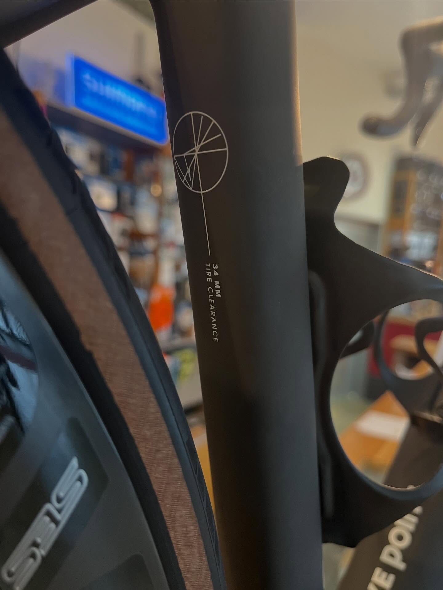 Ihr habt es beim Heranzoomen bestimmt schon entdeckt. 👀
Die Parts, die dieses @scottsports Addict RC Pro auf seine verrückten 6,59 kg bringen.
⚡ @sramroad neueste RED AXS
⚡ @dtswiss 180er Naben
⚡ @envecomposites SES Felgen
⚡ @arundelbike Flaschenhalter
Jedes Teil gewählt mit nur einem Ziel: maximale Performance bei minimalem Gewicht.
Oder wie wir es liebevoll nennen:
Lightweight addicted. 😏
#ScottAddict #bikepointdresden #SRAMRED #DTSwiss180 #enveses