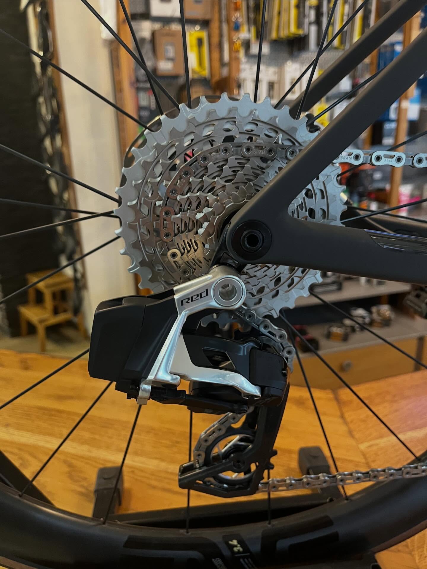 Ihr habt es beim Heranzoomen bestimmt schon entdeckt. 👀
Die Parts, die dieses @scottsports Addict RC Pro auf seine verrückten 6,59 kg bringen.
⚡ @sramroad neueste RED AXS
⚡ @dtswiss 180er Naben
⚡ @envecomposites SES Felgen
⚡ @arundelbike Flaschenhalter
Jedes Teil gewählt mit nur einem Ziel: maximale Performance bei minimalem Gewicht.
Oder wie wir es liebevoll nennen:
Lightweight addicted. 😏
#ScottAddict #bikepointdresden #SRAMRED #DTSwiss180 #enveses