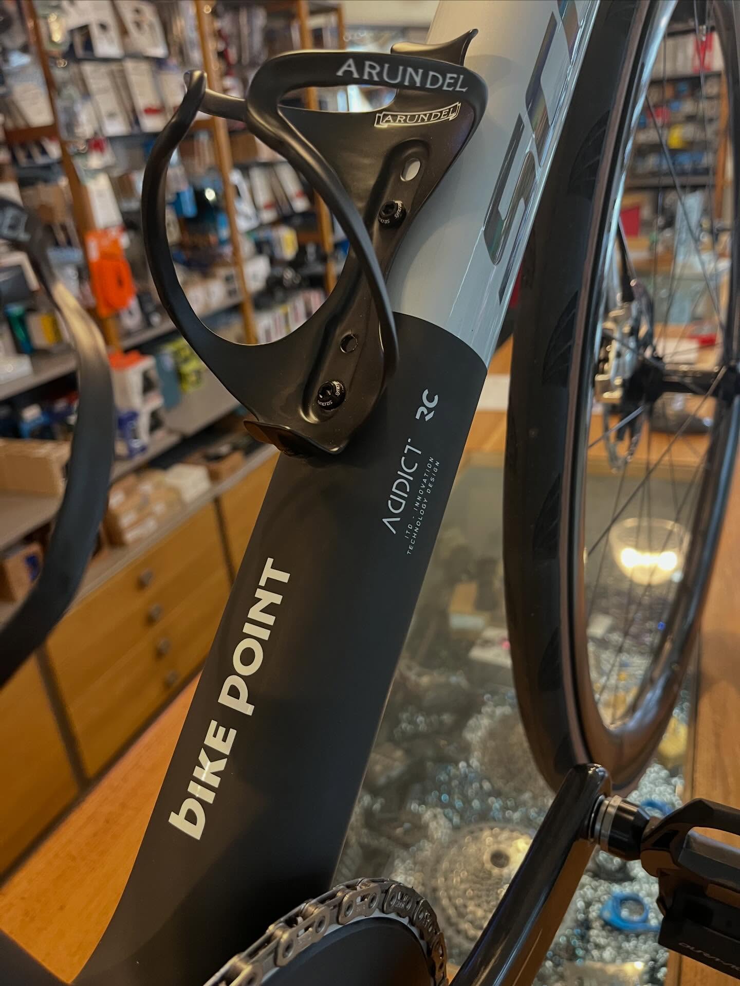 Ihr habt es beim Heranzoomen bestimmt schon entdeckt. 👀
Die Parts, die dieses @scottsports Addict RC Pro auf seine verrückten 6,59 kg bringen.
⚡ @sramroad neueste RED AXS
⚡ @dtswiss 180er Naben
⚡ @envecomposites SES Felgen
⚡ @arundelbike Flaschenhalter
Jedes Teil gewählt mit nur einem Ziel: maximale Performance bei minimalem Gewicht.
Oder wie wir es liebevoll nennen:
Lightweight addicted. 😏
#ScottAddict #bikepointdresden #SRAMRED #DTSwiss180 #enveses