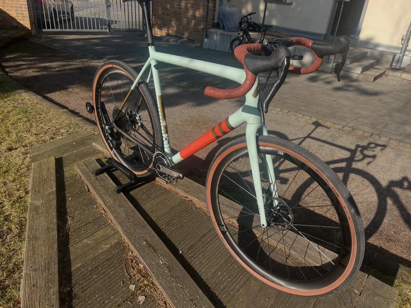 👑 Der König ist zu Hause!
Mit unserem Rad der Woche ist der König des Cyclocross vorübergehend bei uns eingezogen:
das @iamspecialized_road S-Works Crux.
Leicht, kompromisslos schnell und mit einem Farbton, der sofort alle Blicke auf sich zieht. Eine Maschine, die einfach auffallen muss. 🔥
#bikepointdresden #specialized #sworks #crux #cyclocross