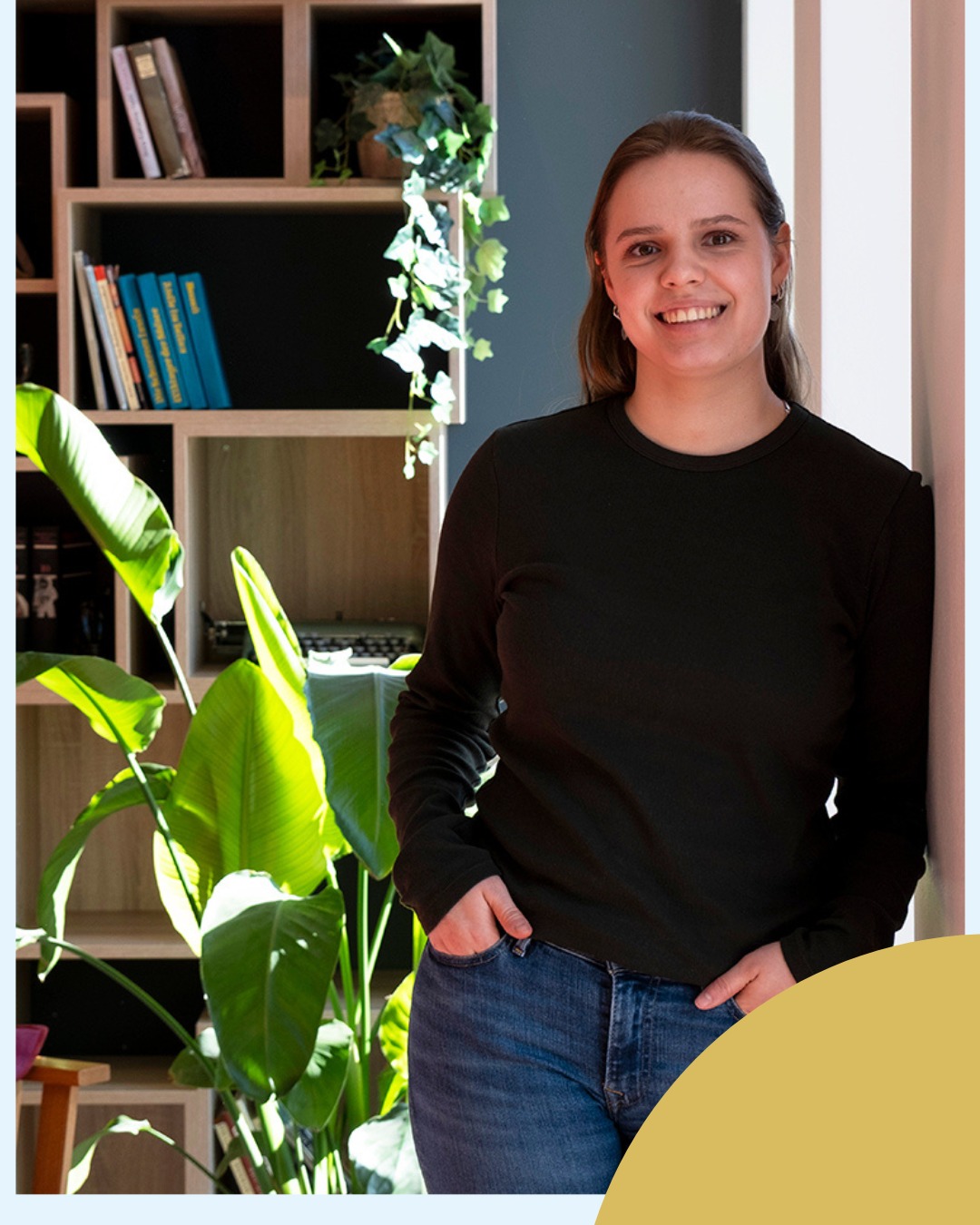 ? Ich bin: Liv
? Was ich bei sylc. rocke: den Tagungs- und Eventbereich
? Seit wann dabei: Seit dem 16. Dezember 2024
❤️ Das feier ich an meinem Job: die Vielfältigkeit und Abwechslung meiner Tätigkeit und natürlich meine coolen Kolleg:innen
? Dafür kennt man mich hier: Für meine Liebe zum Detail (und zum Kaffee)
? Das Konzert-Highlight, das ich nie vergesse: das Hans Zimmer Konzert 2024
? Mein Geheimtipp im sylc.: unser ROOFTOP Gym