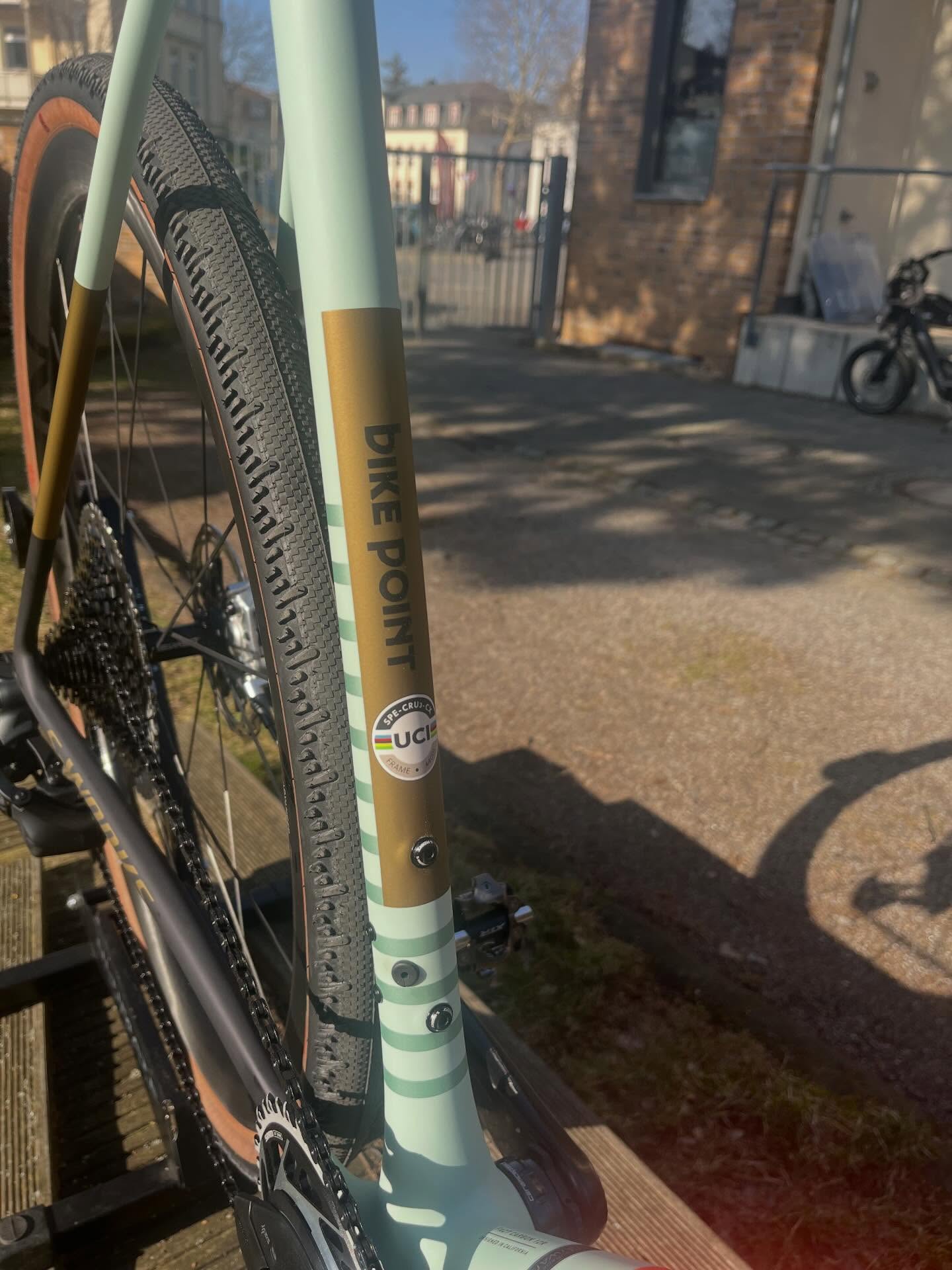 👑 Ehre, wem Ehre gebührt!
Beim König des Cyclocross wird natürlich nicht nur aufs Budget geschaut.
Hier heißt es ganz klar: Nicht kleckern, sondern klotzen. 💎
Allen voran die edle @sramroad RED Schaltgruppe mit MTB-Genen – gemacht für kompromisslose Performance im Gelände.
Doch auch die restlichen Parts spielen ganz oben mit:
✨ @ceramicspeed Innenlager
✨ @alpitude_components GPS Holder
Wenn schon König, dann auch mit Krone aus den feinsten Komponenten. 👑
#bikepointdresden #sworks #crux #sramred #ceramicspeed