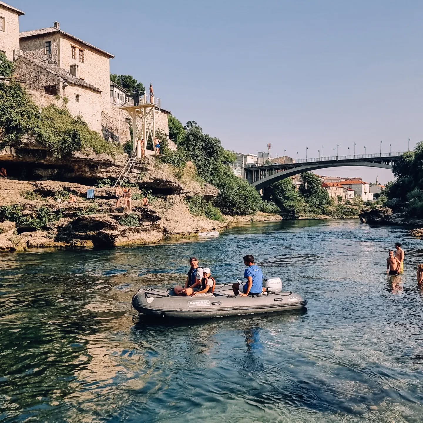 Mostar 💚
Die Stadt in der Herzegowina ist eine richtige Perle und es lohnt sich auf jeden Fall, sie zu besuchen. Mostar ist bei Touristen sehr beliebt, daher seid auf jeden Fall früh da.
Unsere Tipps für den Besuch von Mostar:
* Der Mittelpunkt der Stadt ist die 🚩STARI MOST, die Alte Brücke über der türkisblauen Neretva. Wenn ihr Glück habt, seht ihr sogar einen der Brückenspringer, der aus einer Höhe von 20 m in den kalten Fluss hüpft (Slide 6)
* Wir haben sehr lecker etwas Abseits des Touri-Trubels im 🚩Restaurant CRVENI HAN zu Mittag gegessen. Absolute Empfehlung!
* Nehmt auf jeden Fall Badesachen mit zum Stadtbesuch! In Mostar ist es im Sommer meist sehr heiß und die Abkühlung tut auf jeden Fall gut. Wer mutig ist, schwimmt vom Stadtstrand aus auf die andere Flusseite und versucht sich an den Übungssprüngen von der Sprungplattform. Aber auch das Zuschauen aus dem
🚩Café KARMA macht großen Spaß.
* Wer noch ein wenig Action braucht, chartert sich eins der Speedboote und düst eine Runde durch die Stadt. Freddy und K. fanden es richtig cool!
*Ein kleiner Stadtrundgang über die Stari Most, durch die Marsala Tita und zurück über die Titov Most bietet nochmal einen anderen Blick auf die Stadt und führt zudem an einigen netten Lädchen vorbei.
*Übernachtet haben wir auf dem 🚩CAMPING NERETVA, direkt am Fluss. Das Camp liegt etwas außerhalb, ist dafür aber ruhig und wir konnten von dort aus günstig mit dem Taxi in die Stadt fahren.
📩Speichert euch den Beitrag gerne für euren nächsten Bosnientrip ab!
.
.
#bullikinder #reisenmitkindern #travelgram #travelwithkids #travelphotography #bosnien #travelbosnia #bosnienreise #roadtripeurope #roadtripbosnia #mostar #reiseblog #travelblog #reiseblogger