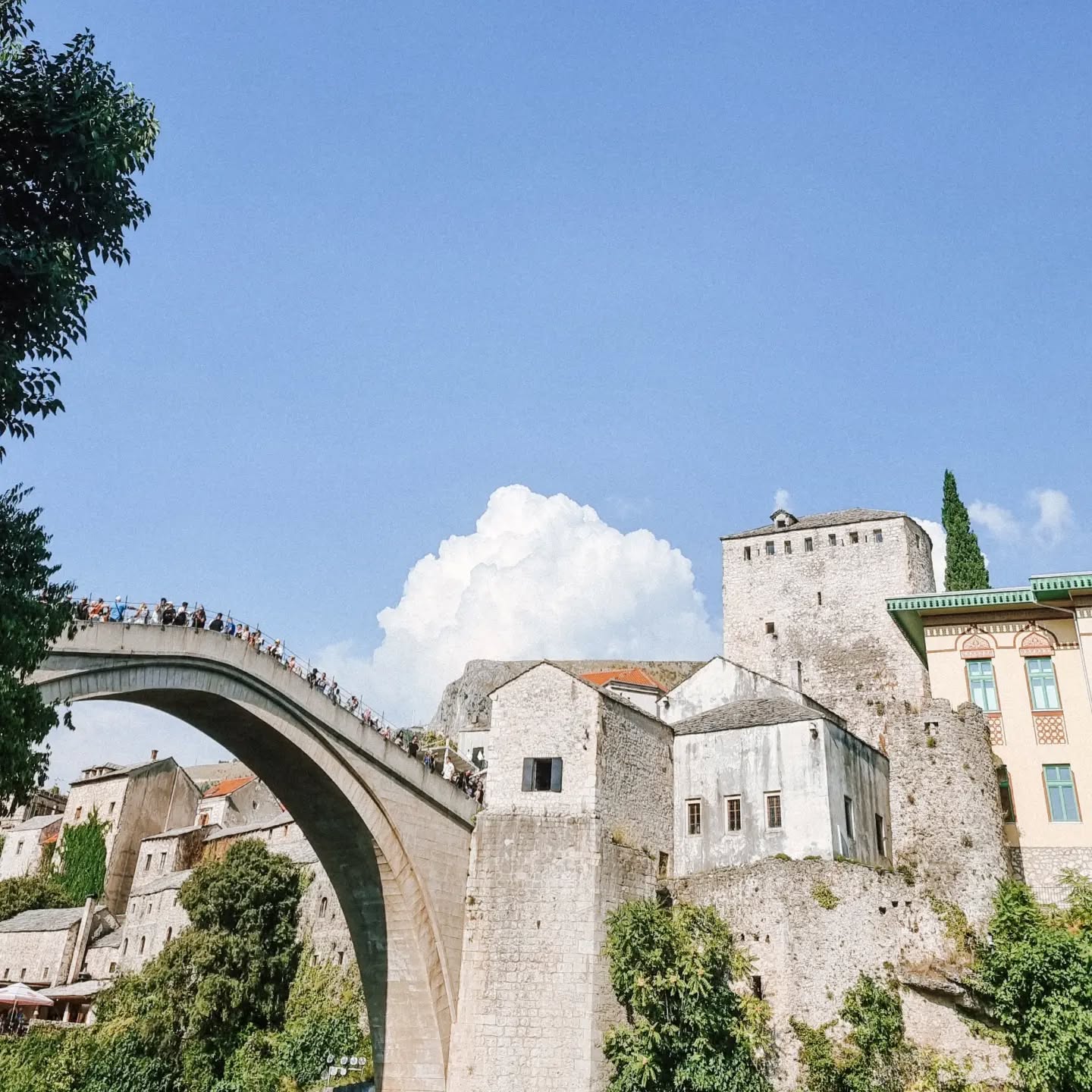 Mostar 💚
Die Stadt in der Herzegowina ist eine richtige Perle und es lohnt sich auf jeden Fall, sie zu besuchen. Mostar ist bei Touristen sehr beliebt, daher seid auf jeden Fall früh da.
Unsere Tipps für den Besuch von Mostar:
* Der Mittelpunkt der Stadt ist die 🚩STARI MOST, die Alte Brücke über der türkisblauen Neretva. Wenn ihr Glück habt, seht ihr sogar einen der Brückenspringer, der aus einer Höhe von 20 m in den kalten Fluss hüpft (Slide 6)
* Wir haben sehr lecker etwas Abseits des Touri-Trubels im 🚩Restaurant CRVENI HAN zu Mittag gegessen. Absolute Empfehlung!
* Nehmt auf jeden Fall Badesachen mit zum Stadtbesuch! In Mostar ist es im Sommer meist sehr heiß und die Abkühlung tut auf jeden Fall gut. Wer mutig ist, schwimmt vom Stadtstrand aus auf die andere Flusseite und versucht sich an den Übungssprüngen von der Sprungplattform. Aber auch das Zuschauen aus dem
🚩Café KARMA macht großen Spaß.
* Wer noch ein wenig Action braucht, chartert sich eins der Speedboote und düst eine Runde durch die Stadt. Freddy und K. fanden es richtig cool!
*Ein kleiner Stadtrundgang über die Stari Most, durch die Marsala Tita und zurück über die Titov Most bietet nochmal einen anderen Blick auf die Stadt und führt zudem an einigen netten Lädchen vorbei.
*Übernachtet haben wir auf dem 🚩CAMPING NERETVA, direkt am Fluss. Das Camp liegt etwas außerhalb, ist dafür aber ruhig und wir konnten von dort aus günstig mit dem Taxi in die Stadt fahren.
📩Speichert euch den Beitrag gerne für euren nächsten Bosnientrip ab!
.
.
#bullikinder #reisenmitkindern #travelgram #travelwithkids #travelphotography #bosnien #travelbosnia #bosnienreise #roadtripeurope #roadtripbosnia #mostar #reiseblog #travelblog #reiseblogger