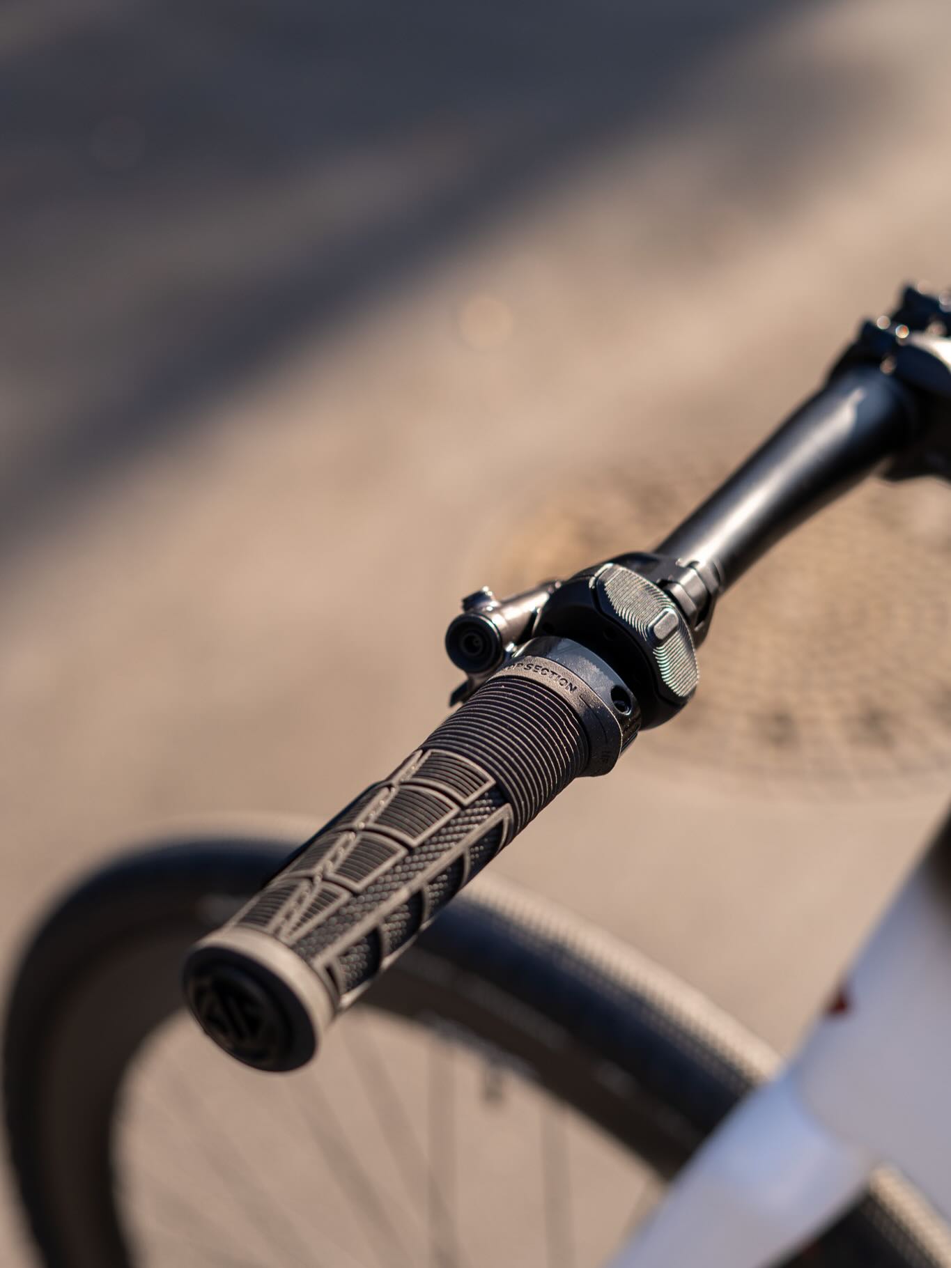 Hatten wir E-Grifn gesagt? Genau das meinen wir auch so… 👀⚡️
Im Detail steckt nämlich das, was dieses Bike so besonders macht:
Der @mahle_smartbikesystems Motor sitzt smart im Hinterrad versteckt – kaum zu sehen, aber definitiv zu spüren 🚲💥
Durch das leichte Gesamtgewicht fährt sich das Bike wie ein sportlicher Renner…
aaaaber mit dem nötigen E, wenn’s mal wieder etwas entspannter gehen soll 😏
Unauffällig, kraftvoll und einfach verdammt spaßig.
Genau unser Ding 🔥
#ridley #egrifn #mahle #ebike #bikepointdresden