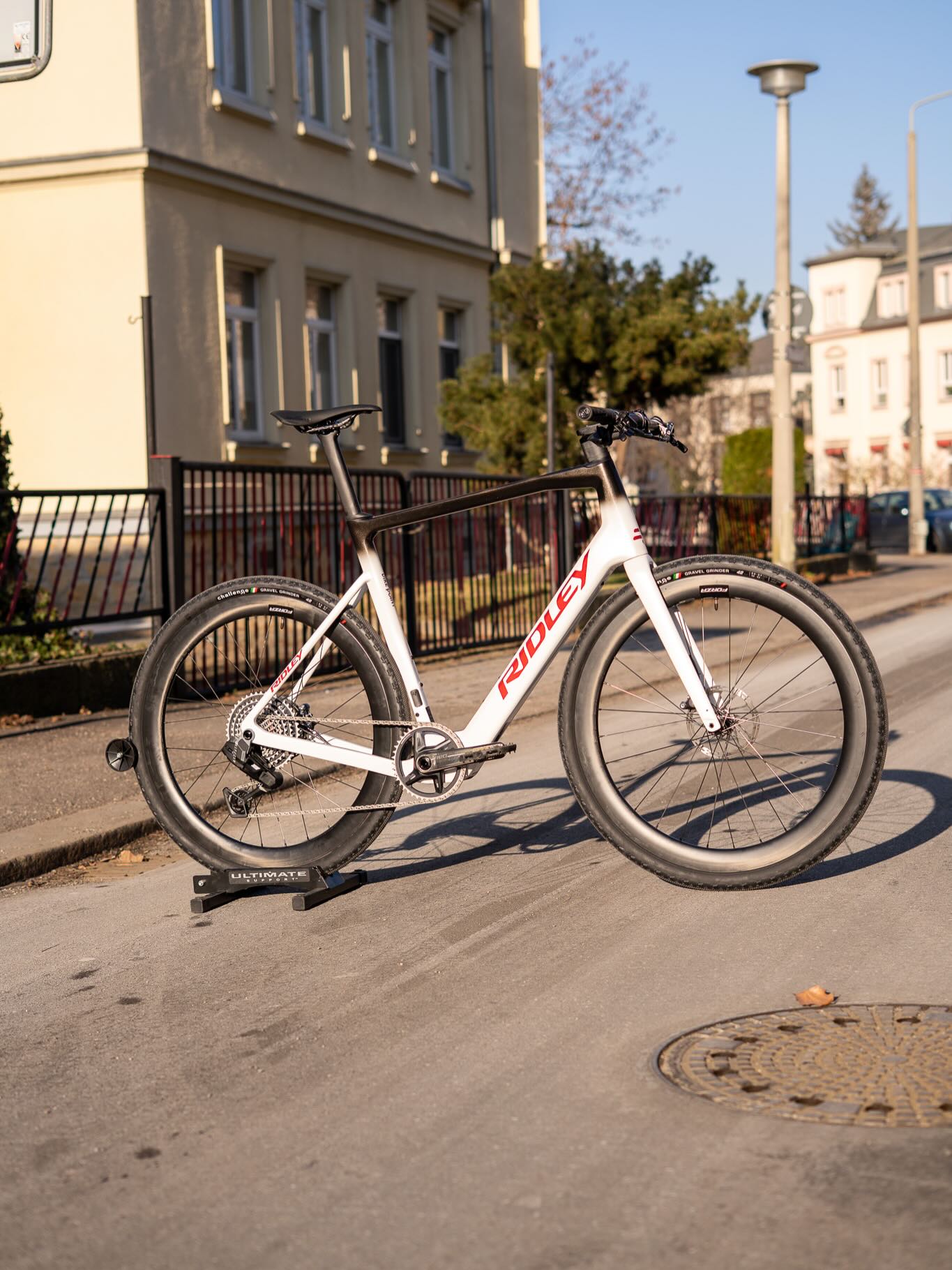 Jetzt schauen wir uns das Osternest mal genauer an… 🐰👀
Und siehe da: Kein Ei – sondern ein echtes Highlight 🚲🔥
Ein @ridley_bikes e-Grifn Gravel, ganz nach Kundenwunsch aufgebaut.
Statt klassischem Dropbar gab’s hier ein Upgrade auf Flatbar – für mehr Komfort, Kontrolle und einen ganz eigenen Look 💥
Individuell, durchdacht und genau so, wie’s am meisten Spaß macht.
Was sagt ihr zum Umbau? 😏👇
#osternest #bikeumbau #ridley #egrifn #gravelbike