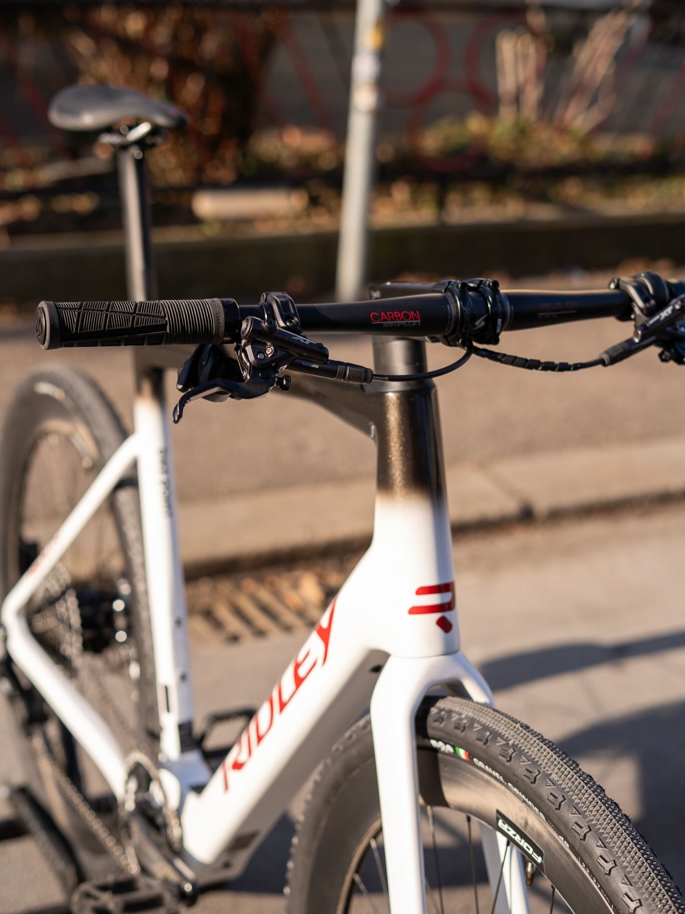 Hatten wir E-Grifn gesagt? Genau das meinen wir auch so… 👀⚡️
Im Detail steckt nämlich das, was dieses Bike so besonders macht:
Der @mahle_smartbikesystems Motor sitzt smart im Hinterrad versteckt – kaum zu sehen, aber definitiv zu spüren 🚲💥
Durch das leichte Gesamtgewicht fährt sich das Bike wie ein sportlicher Renner…
aaaaber mit dem nötigen E, wenn’s mal wieder etwas entspannter gehen soll 😏
Unauffällig, kraftvoll und einfach verdammt spaßig.
Genau unser Ding 🔥
#ridley #egrifn #mahle #ebike #bikepointdresden