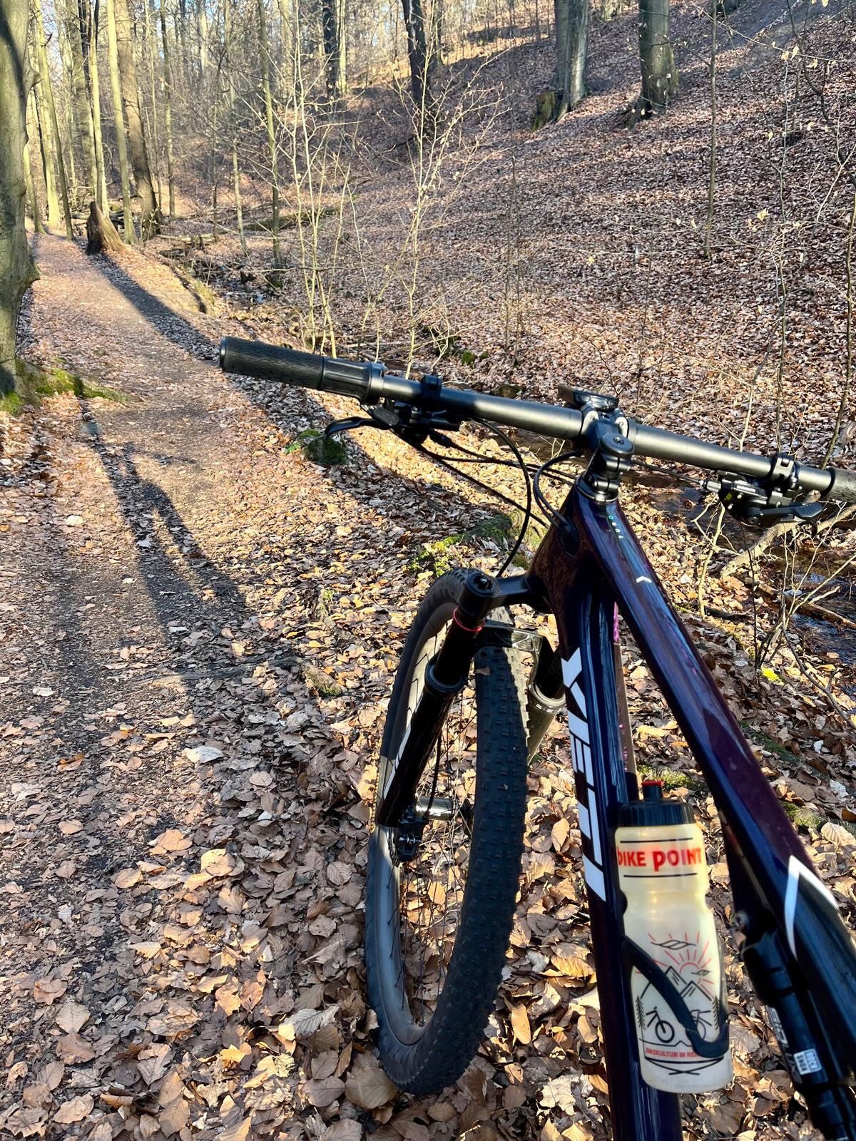 Manchmal sind es genau diese Momente, die uns zeigen, warum wir lieben, was wir tun. 💙
Einer unserer treuen Kunden hat uns letztens dieses starke Bild seiner neuen Geländemaschine geschickt – ein @yeticyclesde ASR Racingfully, bereit für alles, was kommt. 🏔️🚴♂️
Staubige Trails, schnelle Lines und jede Menge Fahrspaß – genau dafür gebaut. Danke fürs Teilen und viel Spaß da draußen! 🙌
#yeti #yeticycles #asr #racingfully #bikepointdresden