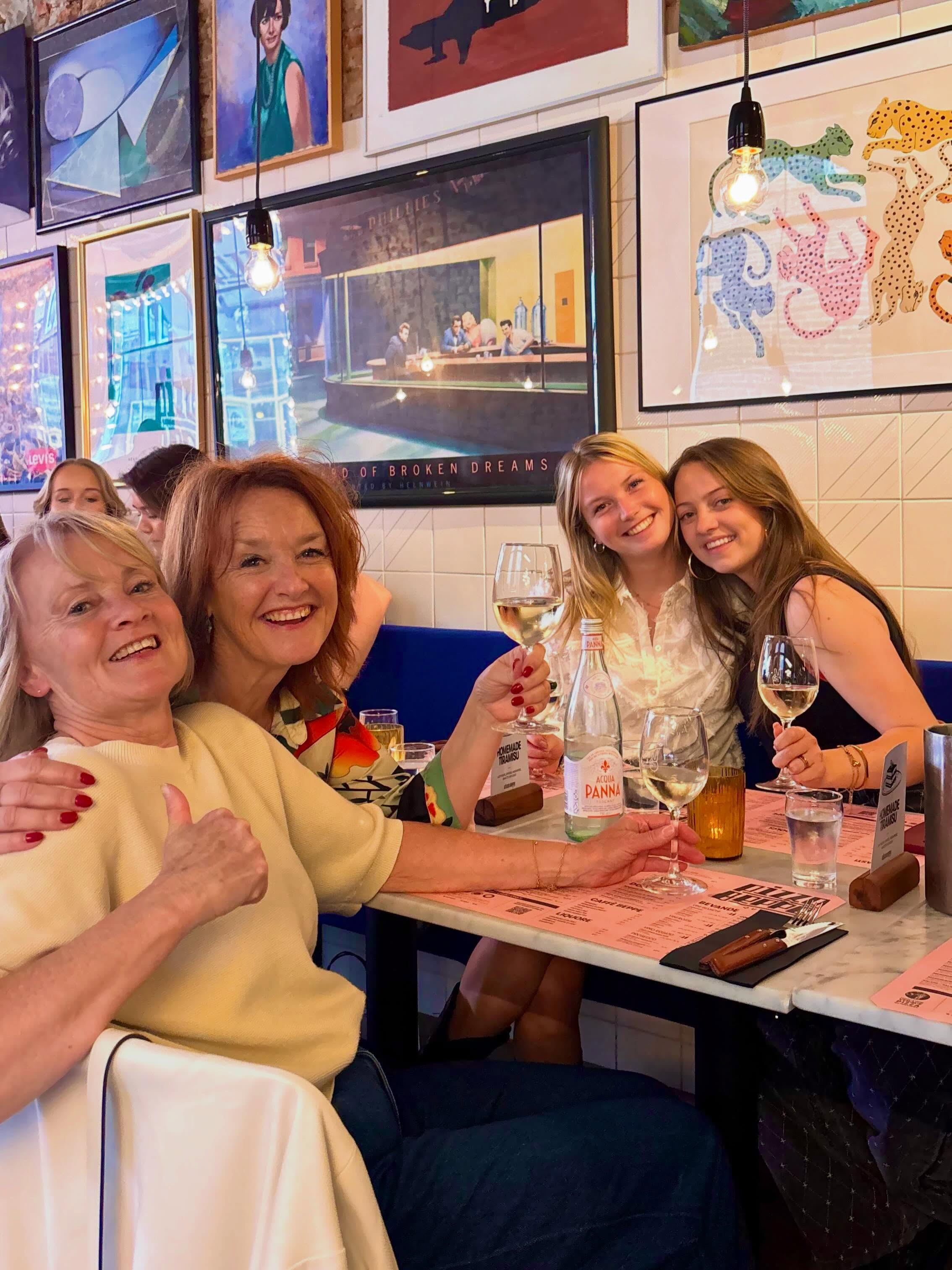 Onze liefste mamaβs Tillie laten zien!π«ΆπΉπ§‘ #mamAAdag #aperolindezon