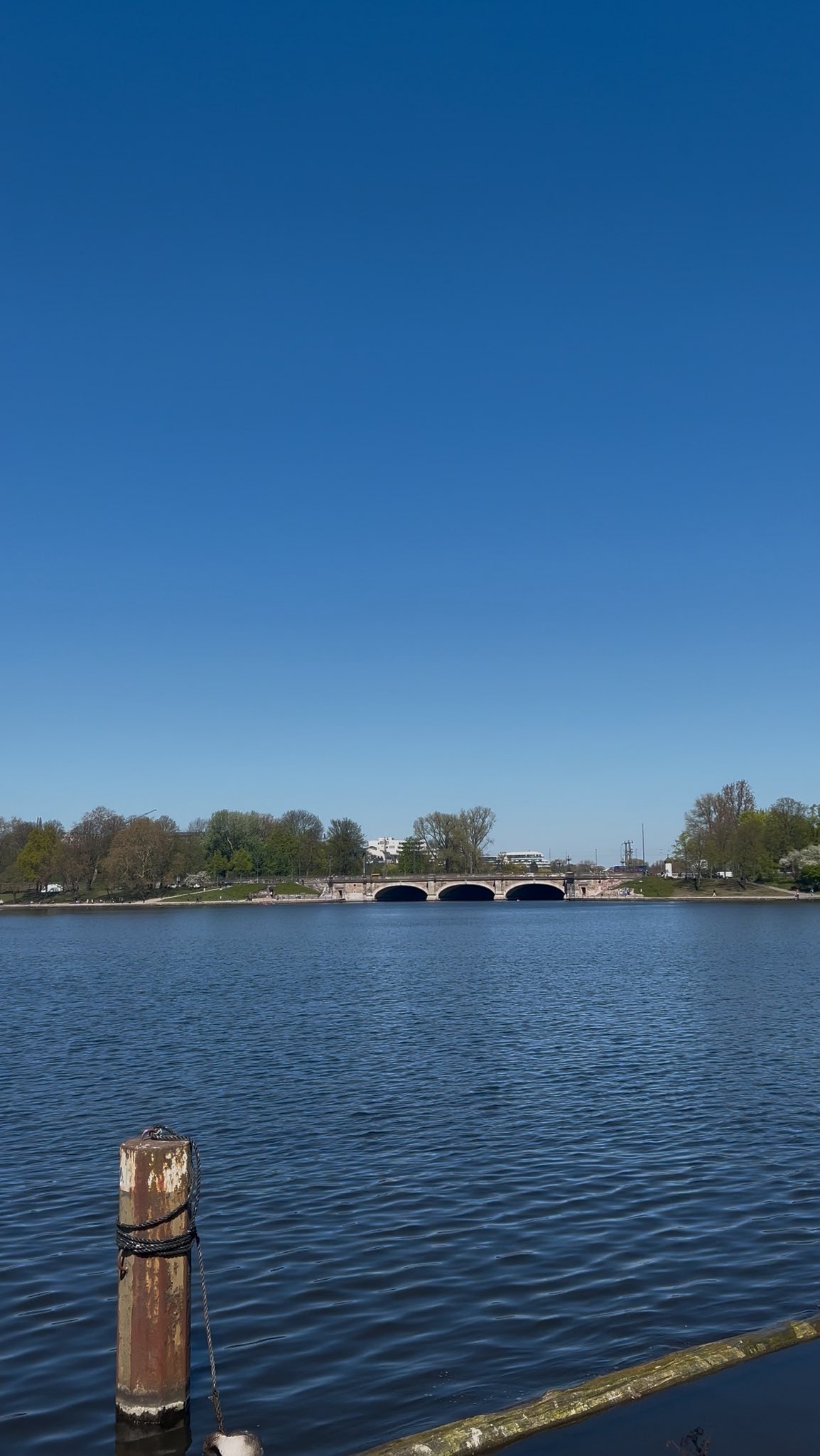 Wusstest du, dass das HUB Apartments St. Georg nur 10 Gehminuten von der Hamburger Alster entfernt ist?
Du kannst also ganz entspannt von deinem Zuhause auf Zeit zum Wasser schlendern und Hamburg von seiner schönsten Seite erleben ?