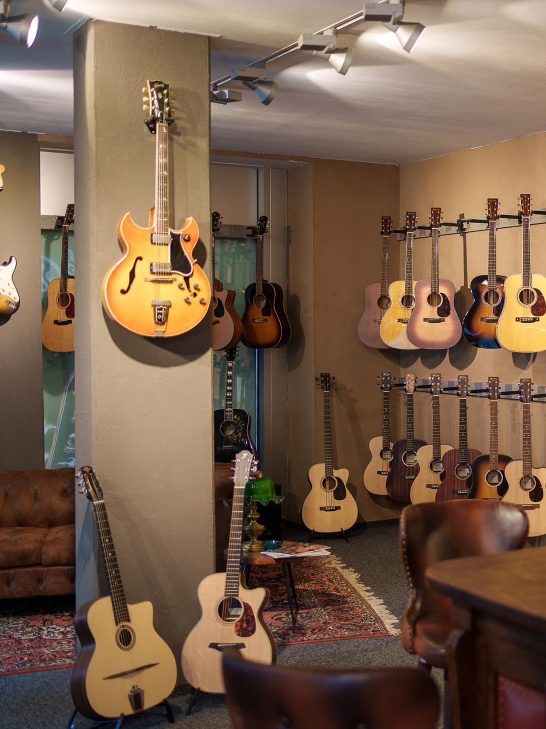 Musik verbindet – und genau dafür steht unser Mitglied @adis_guitar 🎸
Ob erste Akkorde oder jahrelange Bühnenerfahrung – hier finden Musikliebhaber:innen das passende Instrument, hochwertiges Zubehör und fachkundige Beratung.
Von Gitarren bis zum Reparaturservice: Bei Adis’s dreht sich alles um Leidenschaft für Musik und den richtigen Sound 🤝🎶
