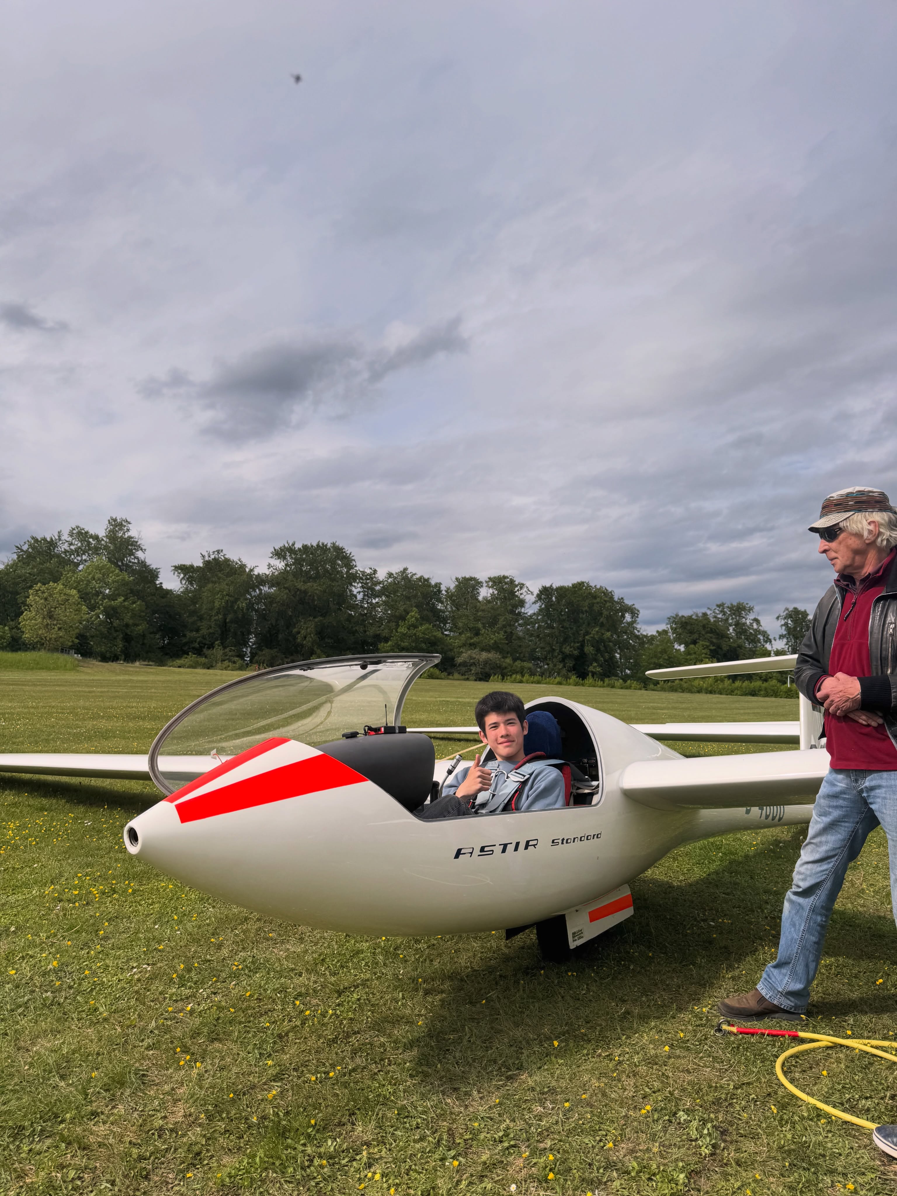 Erfolgreiches Himmelfahrt-Fliegerlager (mit vereinzelten Schauern) bei der LSG!☀️🛩️ Ein starkes Wochenende liegt hinter uns: Laurenz & Lewin haben erfolgreich ihre Umschulung auf den Einsitzer Astir CS 77 absolviert und starten nun in Richtung C-Prüfung. Dafür heißt es: Theorie vertiefen, Thermik fliegen, Kompasskurse erfliegen und Grenzflugzustände demonstrieren 💪 Außerdem hat Deniz seine Windenfahrerprüfung bestanden und darf uns ab sofort in die Luft schleppen 😎 Vincent sammelt weiterhin fleißig Starts und Landungen auf dem Weg zur Passagierberechtigung 🚀 Wir freuens auf die nächsten Flugtage! 🙌 #gliding #aviation #segelfliegen #hamelnpyrmont #soaring