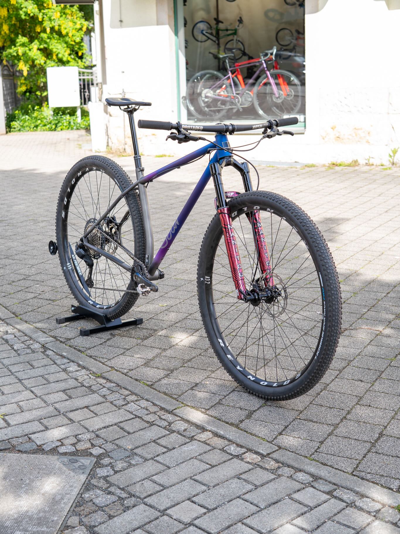 📸 Das vermutlich meistfotografierte Bike der letzten Wochen — und wahrscheinlich auch das meistdiskutierte.
Zwischen neugierigen Blicken, wilden Diskussionen und jeder Menge Detailshots war klar: Dieses Rad polarisiert.
32“ has arrived. 👀🔥
Größer, auffälliger und definitiv nichts für Langeweile auf dem Trail.
Was sagt ihr — Zukunft oder völlig drüber? 👇
#32inch #mtb #mountainbike #bikepointdresden #sourbike
