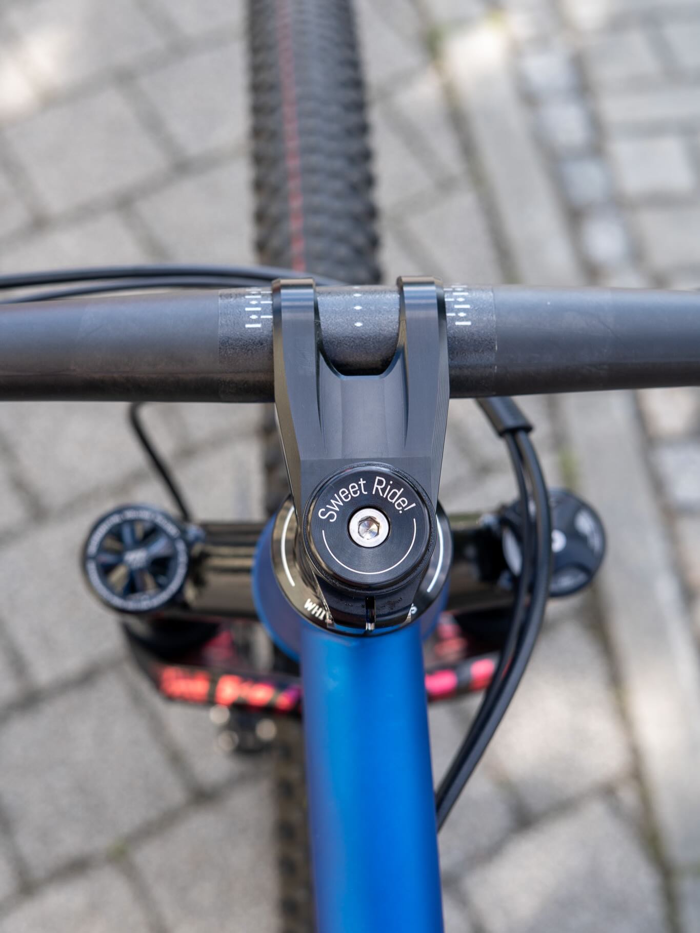 ☀️ Morgen fällt der Startschuss zum @mtbmarathondresden — und die Bedingungen könnten kaum besser sein!
Bestes Wetter, schnelle Strecken und jede Menge spannendes Material am Start. 👀
Die eigentliche Frage:
Wer von euch wird morgen einem der noch seltenen 32“ Bikes hinterher — oder vielleicht sogar vorausfahren? 😄
Vorsprung durch Reifengröße?
Oder doch Nachteil im technischen Geläuf? 🤔
Wir sind gespannt, wie sich die Big Wheels schlagen werden! 👇🔥
#mtbmarathon #dresden #mtb #bikepointdresden #32inch