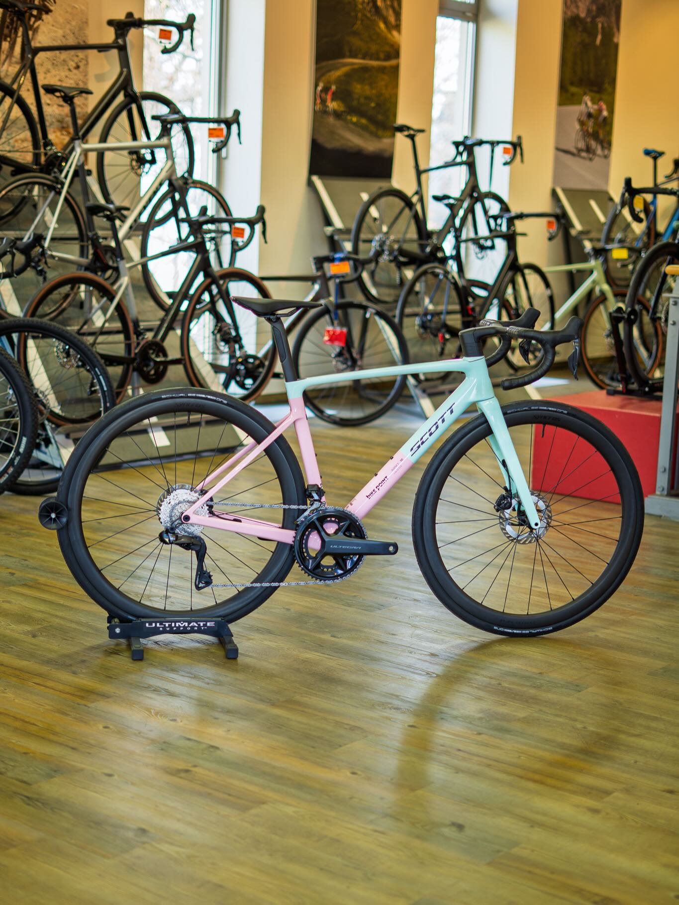 🍦☀️ Bei dieser Bullenhitze hilft eigentlich nur eins: Eis.
Und wenn der nächste Ice Stop Teil einer schnellen Ausfahrt ist, wird’s erst richtig gut. 🚴♂️💨
Mit dem @scottsports Addict RC 10 liefern wir euch dafür die perfekte Grundlage: leicht, schnell und gemacht für flotte Sommerrunden, bei denen der Fahrtwind wenigstens ein bisschen Abkühlung bringt.
Und falls die Temperaturen trotzdem eskalieren, erinnern die Farben Gelato Pink und Gelato Blue wenigstens optisch an italienisches Eis irgendwo an der Küste. 🇮🇹🍨
Das perfekte Bike also, um beim nächsten Groupride herauszustechen — oder der Farbpalette des Eisverkäufers an der Eisdiele ernsthafte Konkurrenz zu machen. 😄
#ScottAddictRC #GelatoPink #Roadbike #CyclingLife #bikepointdresden