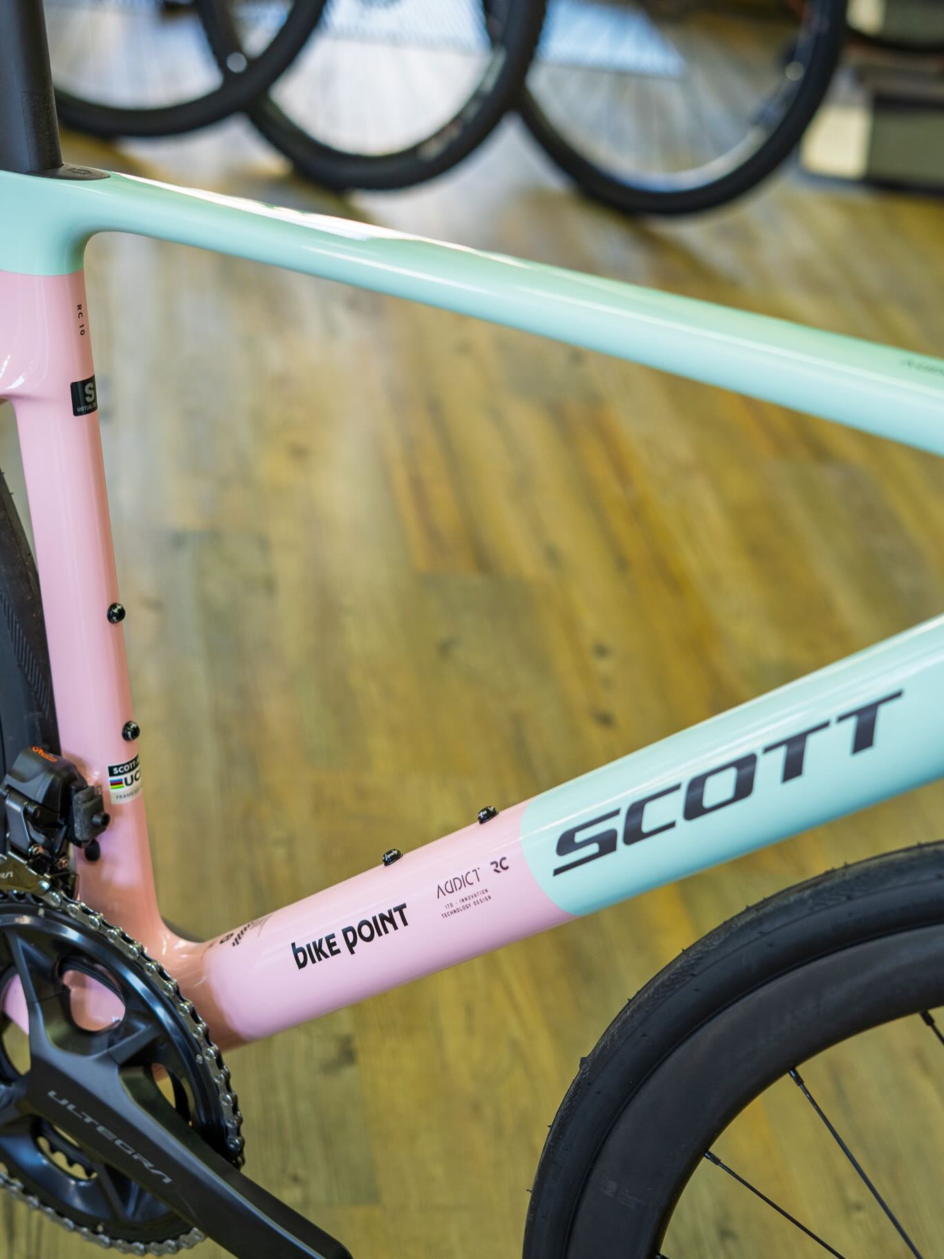 🍨🔍 Wer beim ersten Blick nur die Farbe gesehen hat, sollte jetzt genauer hinschauen.
Denn das @scottsports Addict RC 10 überzeugt nicht nur mit seinem Gelato-Look, sondern auch mit jeder Menge feiner Details. Vom aufgeräumten Cockpit über die sportliche Linienführung bis hin zur hochwertigen Ausstattung zeigt sich hier, dass Geschwindigkeit und Ästhetik durchaus zusammenpassen. 🚴♂️✨
Während andere noch überlegen, welche Eissorte sie bestellen, könnt ihr euch bereits die nächste schnelle Runde ausmalen. Denn dieses Schmuckstück steht aktuell in Größe S bei uns in Dresden-Plauen bereit und freut sich darauf, nicht nur fotografiert, sondern auch gefahren zu werden.
Also: Genug Bilder angeschaut? Dann wird es Zeit für die Probefahrt. Vielleicht findet ihr dabei heraus, ob Gelato Pink nicht doch die schnellste Farbe des Sommers ist. 😉🍦💨
#ScottAddictRC #GelatoPink #Roadbike #Probefahrt #bikepointdresden