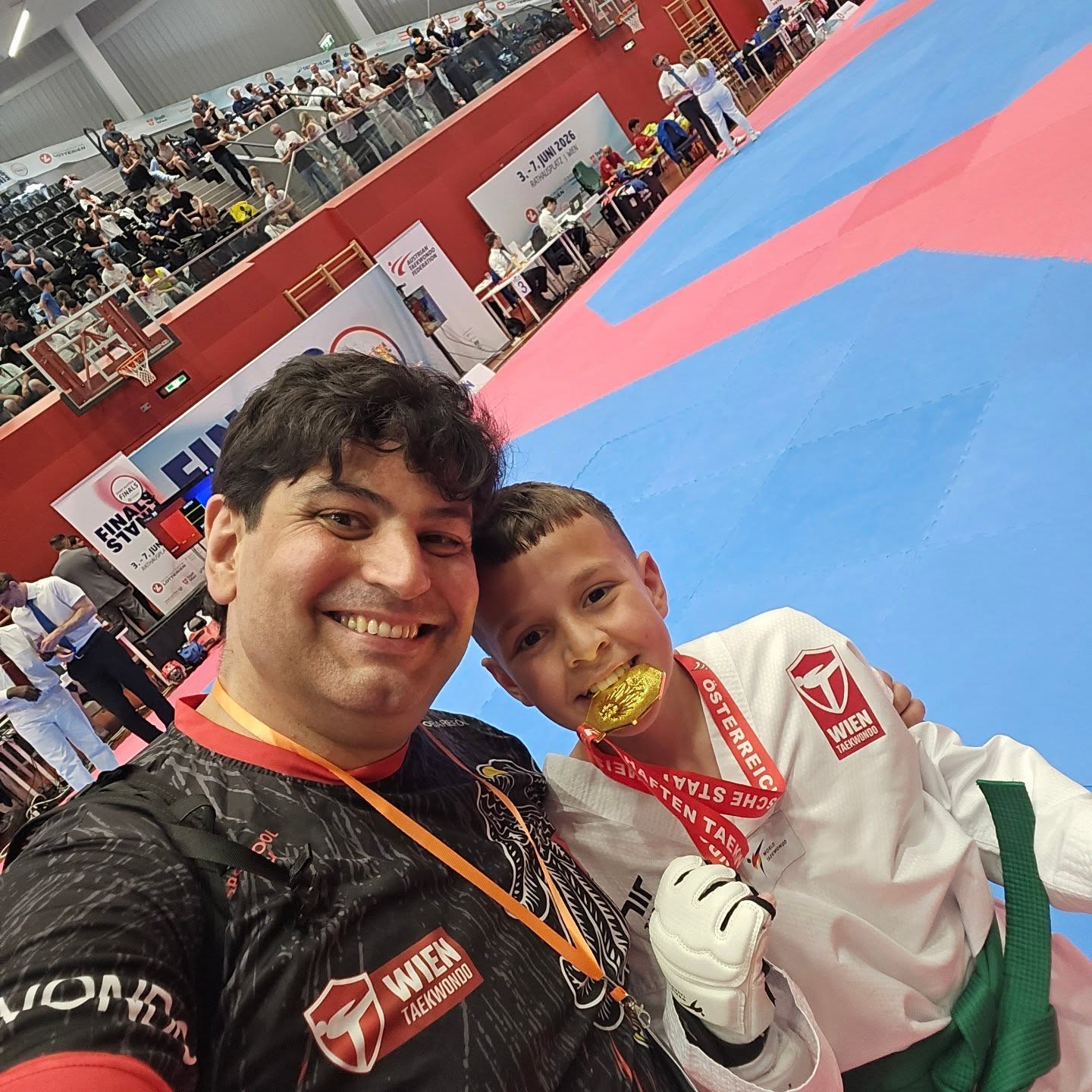 🥇 12 MEDAILLEN. 5x GOLD. PUNKT.Immer wieder die gleiche Frage: Warum so viele Stunden Training? Warum ein eigenes Zentrum? Warum diese Investition in unseren Sport?Heute haben wir die Antwort gegeben.An der Taekwondo Staatsmeisterschaft und Österreichischen Meisterschaften zeigen wir, warum wir die stärkste*n Team der Region sind. 12 Medaillen, davon 5x GOLD – das ist kein Zufall. Das ist Leidenschaft, Disziplin und professionelle Unterstützung auf höchstem Niveau.Wir trainieren nicht, um zu reden. Wir trainieren, um Ergebnisse zu zeigen.Ein großes Dankeschön an alle unsere Athletinnen, Trainerinnen und die ganze WTC-Familie! 🙌Willkommen in der stärksten Taekwondo Community Wiens.* 💪🔴#TaekwondoÖsterreich #WienTaekwondo #Staatsmeisterschaft #ÖsterreichischeMeisterschaften