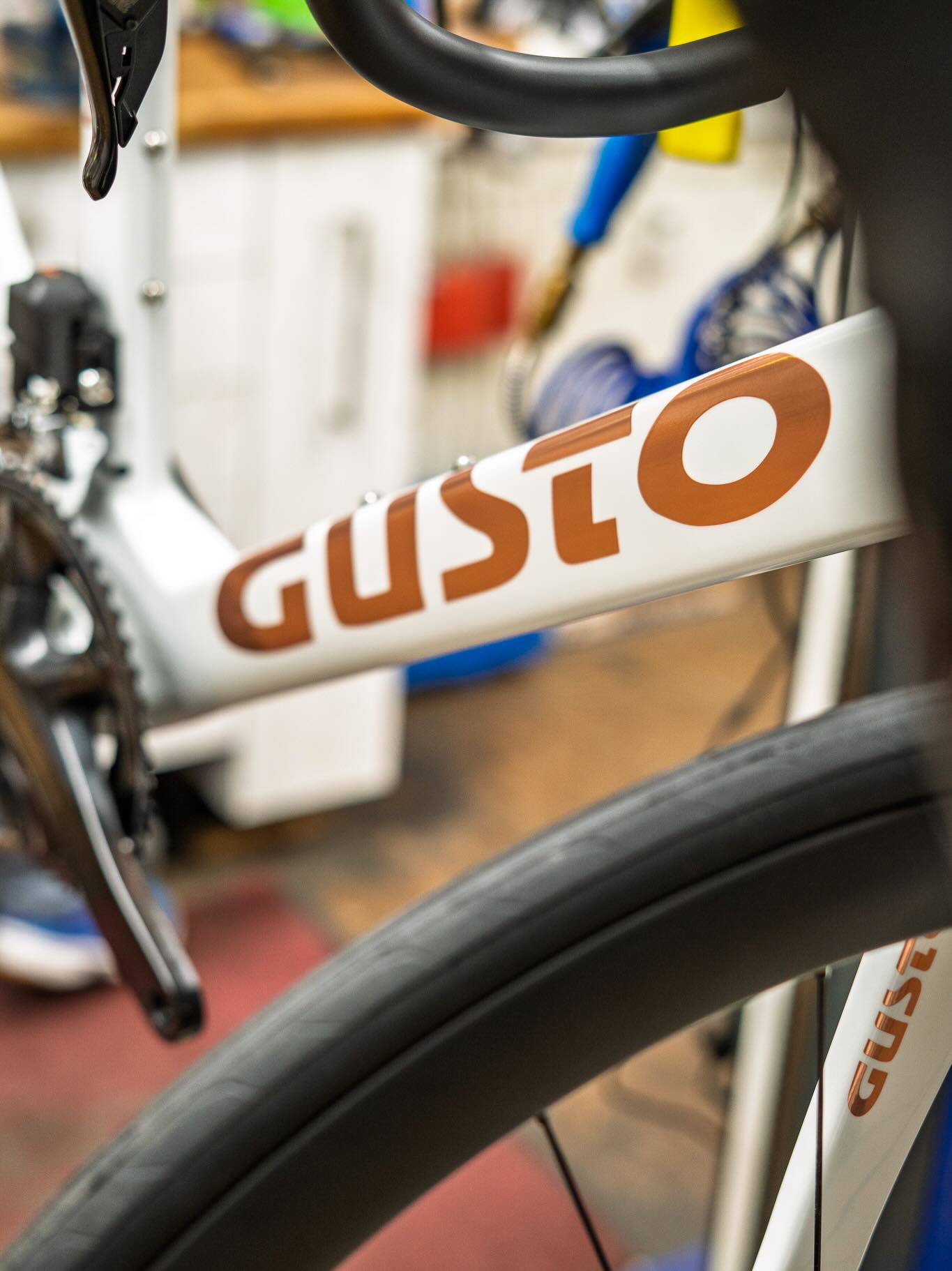 Hier ist es: das neue GustoCobra Evo in Weiß. 🤍🐍
Aggressiv, schnell und alles andere als unauffällig. Die klaren Linien, die moderne Formsprache und das strahlende Weiß sorgen für einen Auftritt, der bereits im Stand nach Geschwindigkeit aussieht.
Wer beim letzten Post richtig geraten hat, darf sich gerne feiern lassen. 😉 Für alle anderen gilt: Jetzt gibt’s keine Details mehr zu erraten, sondern ein Rad zu bestaunen.
Wie gefällt euch das neue Cobra Evo? Würdet ihr es in Weiß fahren oder doch lieber eine andere Farbe wählen? ⚪️🟣🎈🟡⚫️
#gustobikes #roadbike #bikepointdresden #gusto