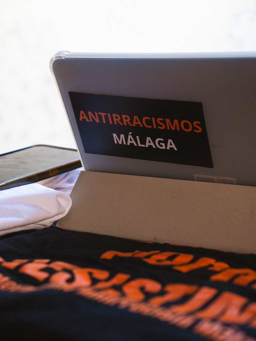 Primer día del CICLO LBT, y el jueves pasado tocó a la L, nos reunimos en @ahoculturamalaga salimos de allí con la sensación de haber compartido algo necesario. Hablamos de libros, de transfeminismos, de referentes, de archivos propios y de todo lo que ocurre cuando nos nombramos desde nuestras propias palabras. Porque durante demasiado tiempo otras personas han contado nuestras historias por nosotras, y sigue siendo urgente generar espacios donde pensar, registrar y compartir nuestras experiencias.
Gracias a @laia.femme.fem por acompañarnos con FEMS AQUÍ!, a @miel27swan y @carmelalacandela por la conversación, a @thegigisaws por recordarnos que la disidencia también puede ser brillo, carcajada y escenario, y a todas las personas que vinisteis a escuchar, preguntar y estar.
Abracito a @libreriasuburbia por abrazar la presentación con su maravilloso stand y a @biznegra por el puntito de info y camisetas
Larga vida a los archivos bolleros.
Larga vida a las conversaciones que nos encuentran.
Y, por supuesto, larga vida a las lesbidrags. 💘
El próximo jueves: la B