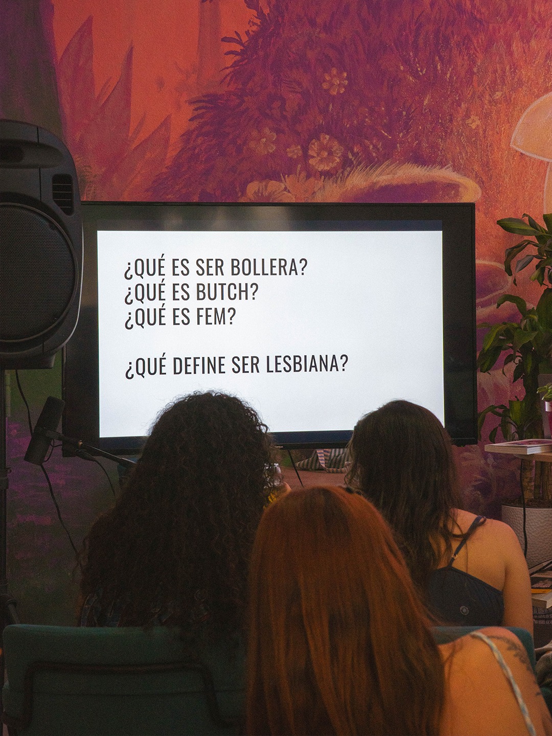 Primer día del CICLO LBT, y el jueves pasado tocó a la L, nos reunimos en @ahoculturamalaga salimos de allí con la sensación de haber compartido algo necesario. Hablamos de libros, de transfeminismos, de referentes, de archivos propios y de todo lo que ocurre cuando nos nombramos desde nuestras propias palabras. Porque durante demasiado tiempo otras personas han contado nuestras historias por nosotras, y sigue siendo urgente generar espacios donde pensar, registrar y compartir nuestras experiencias.
Gracias a @laia.femme.fem por acompañarnos con FEMS AQUÍ!, a @miel27swan y @carmelalacandela por la conversación, a @thegigisaws por recordarnos que la disidencia también puede ser brillo, carcajada y escenario, y a todas las personas que vinisteis a escuchar, preguntar y estar.
Abracito a @libreriasuburbia por abrazar la presentación con su maravilloso stand y a @biznegra por el puntito de info y camisetas
Larga vida a los archivos bolleros.
Larga vida a las conversaciones que nos encuentran.
Y, por supuesto, larga vida a las lesbidrags. 💘
El próximo jueves: la B