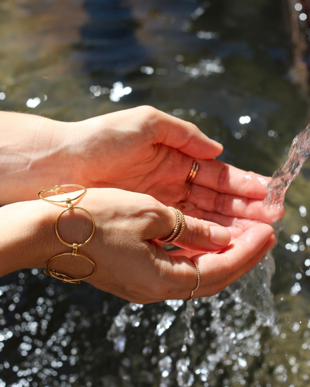La vraie vie d’un bijou en été ? ☀️
Voir le soleil se lever,
Passer près de l’eau,
Partir en week-end,
Marcher un peu plus que prévu….
Et revenir avec quelques souvenirs. 📸
Je crois que les bijoux Honeth sont faits pour ça. Et pour finir dans toutes les valises de vacances bien sûr 🗺️