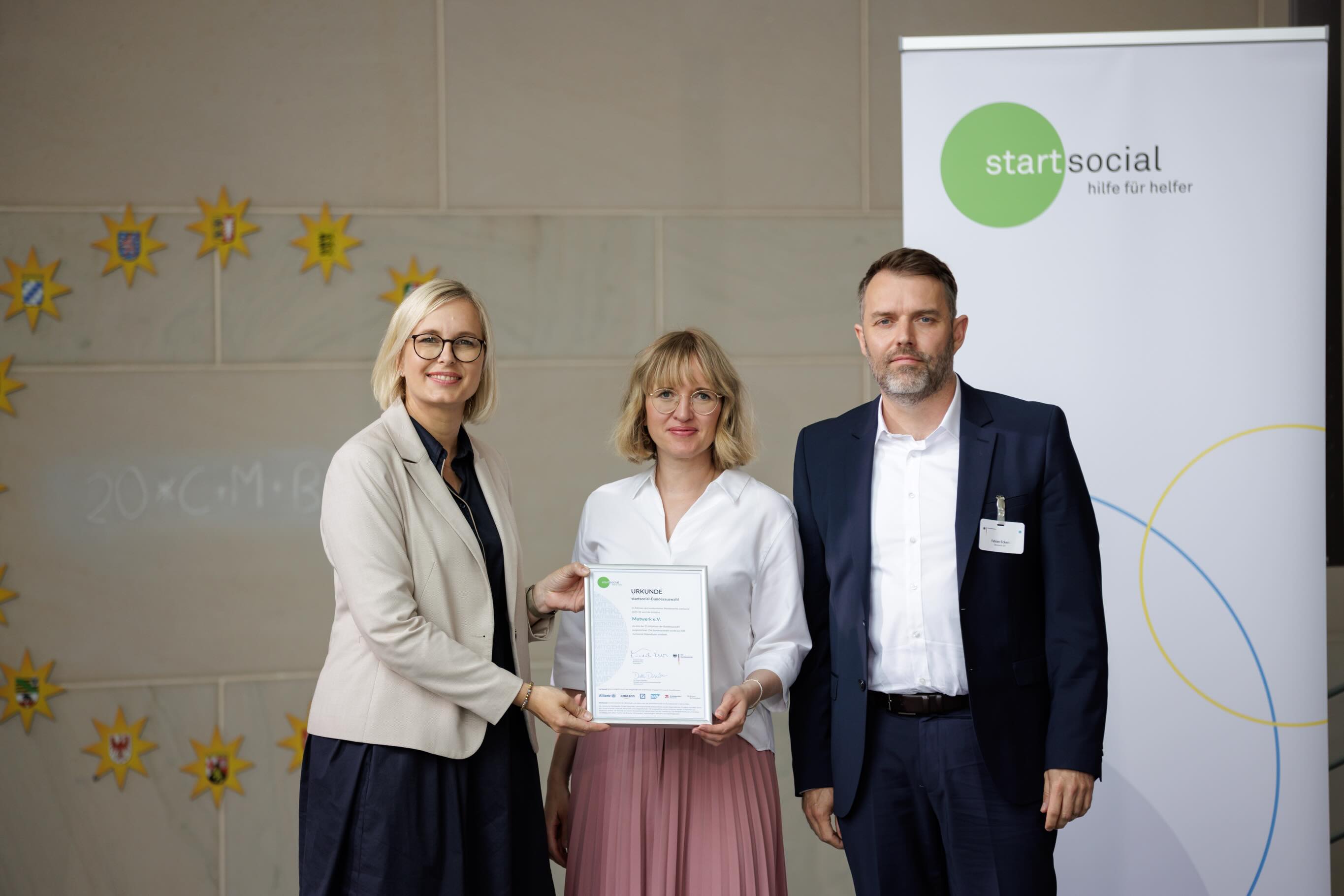 ✨ Was für ein besonderer Tag! ✨
Im Rahmen der startsocial Preisverleihung im Bundeskanzleramt wurde unsere Arbeit von Bundeskanzler Friedrich Merz und der Staatsministerin für Sport und Ehrenamt, Dr. Christiane Schenderlein, gewürdigt.
Dass unser Engagement für Selbstwirksamkeit, Resilienz und demokratische Teilhabe auf diese Weise Aufmerksamkeit erfährt, bedeutet uns sehr viel. Es bestärkt uns darin, Menschen dabei zu unterstützen, ihre Stärken zu entdecken und unsere Gesellschaft aktiv mitzugestalten.
Wir gratulieren allen ausgezeichneten Initiativen und ganz besonders dem Gewinner des Sonderpreises, dem @sv_triebel 👏
Unser herzlicher Dank gilt dem gesamten Team von @startsocial_e_v sowie unseren Coaches für die wertvolle Begleitung und Unterstützung auf diesem Weg.
Wir nehmen viele inspirierende Begegnungen, neue Impulse und große Motivation mit!
Bildcredits: Gordon Welters/startsocial e.V.
#startsocial #Ehrenamt #Selbstwirksamkeit #Resilienz #mutwerk