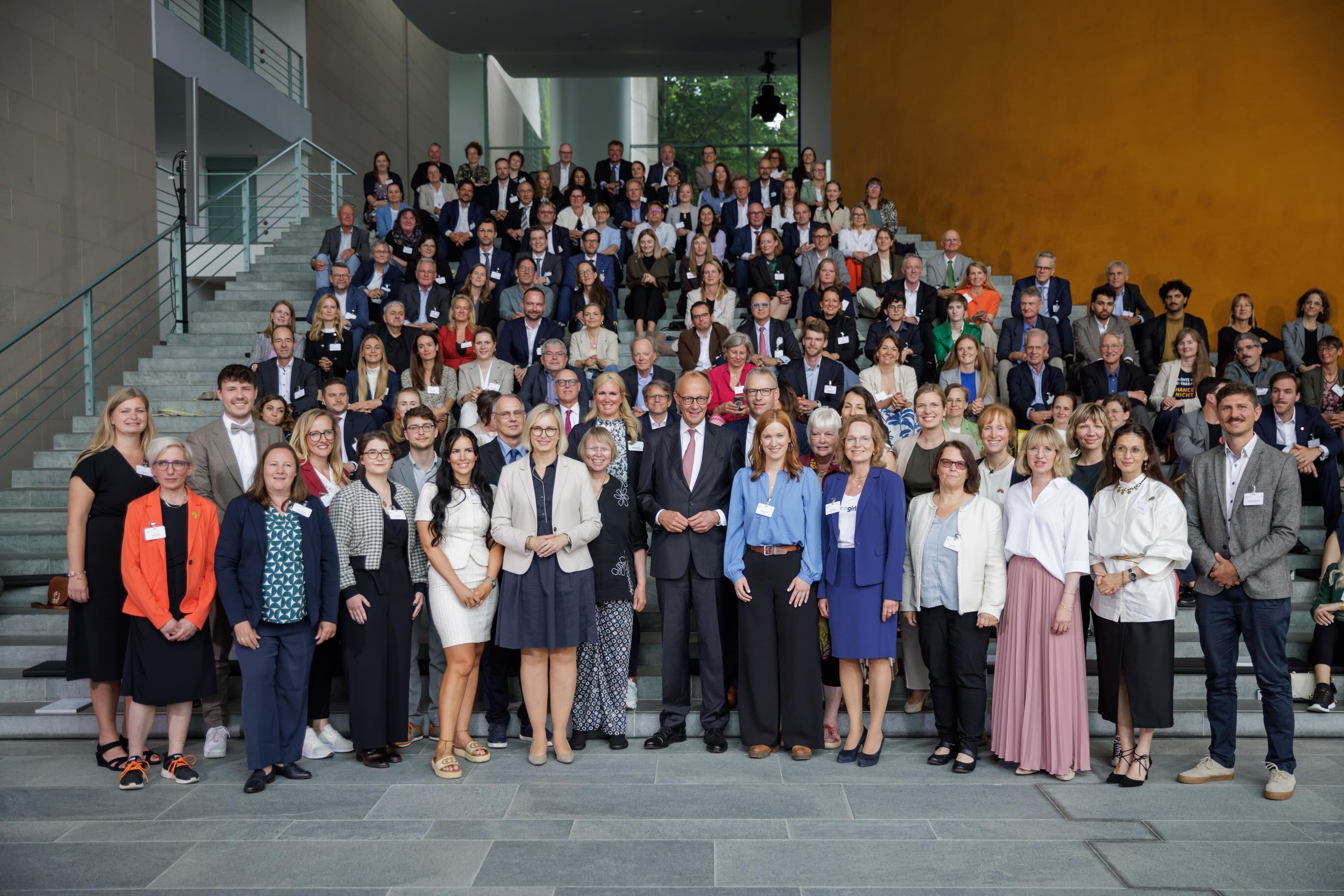 ✨ Was für ein besonderer Tag! ✨
Im Rahmen der startsocial Preisverleihung im Bundeskanzleramt wurde unsere Arbeit von Bundeskanzler Friedrich Merz und der Staatsministerin für Sport und Ehrenamt, Dr. Christiane Schenderlein, gewürdigt.
Dass unser Engagement für Selbstwirksamkeit, Resilienz und demokratische Teilhabe auf diese Weise Aufmerksamkeit erfährt, bedeutet uns sehr viel. Es bestärkt uns darin, Menschen dabei zu unterstützen, ihre Stärken zu entdecken und unsere Gesellschaft aktiv mitzugestalten.
Wir gratulieren allen ausgezeichneten Initiativen und ganz besonders dem Gewinner des Sonderpreises, dem @sv_triebel 👏
Unser herzlicher Dank gilt dem gesamten Team von @startsocial_e_v sowie unseren Coaches für die wertvolle Begleitung und Unterstützung auf diesem Weg.
Wir nehmen viele inspirierende Begegnungen, neue Impulse und große Motivation mit!
Bildcredits: Gordon Welters/startsocial e.V.
#startsocial #Ehrenamt #Selbstwirksamkeit #Resilienz #mutwerk