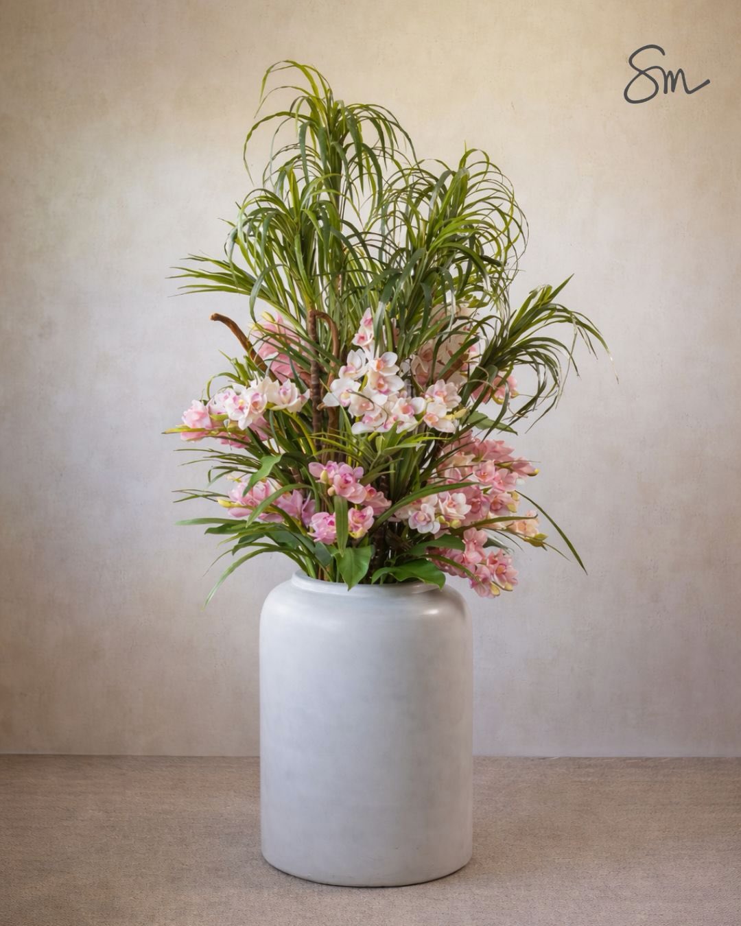 Hoy es un día especial para los Los Detalles.
Hoy se celebra en el Hotel Wellington de Madrid la Gala Benéfica de la Fundación Blazer, en la que se subastan varias obras de arte, y experiencias muy top.
Con toda la ilusión os cuento que una de las obras que se subastan es un jardín artificial de plantas y cymbidiums diseñado y ejecutado por mí. Como siempre, nada es natural aunque cueste creerlo.
23 años después de comenzar esta aventura, estoy feliz de ver cómo Los Detalles crecen y más aún, cómo a partir de nuestro trabajo conseguimos fondos para ayudar a quien más lo necesita.
Gracias @fundacionblazer por contar conmigo un año más. Gracias por ayudarnos a ayudar!
Y gracias a mi querida amiga @rosacolladofotografia por plasmar en estas preciosas imágenes mi trabajo, en una sesión llena de risas y amistad.