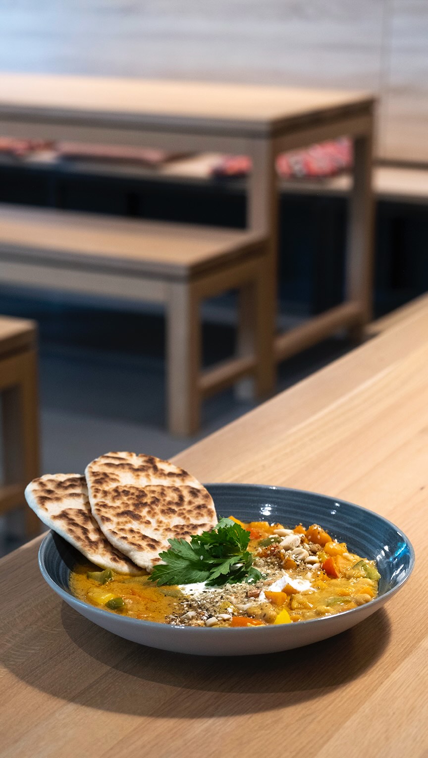 FOOD MOOD OF THE DAY: Kichererbsen-Curry mit hausgemachtem Naan Brot ?️
Du willst keine EATERY-News mehr verpassen?
Dann melde dich ganz einfach für unseren FOOD
MOOD-Newsletter an. So erhältst du jede Woche:
- den kompletten Lunchplan der Woche
- ein Recipe of the Week, falls du es mal nicht in die EATERY schaffen solltest
- alle weiteren Highlights aus der EATERY
Melde dich jetzt an auf unserer Website unter www.sylc.de/restaurant-eatery