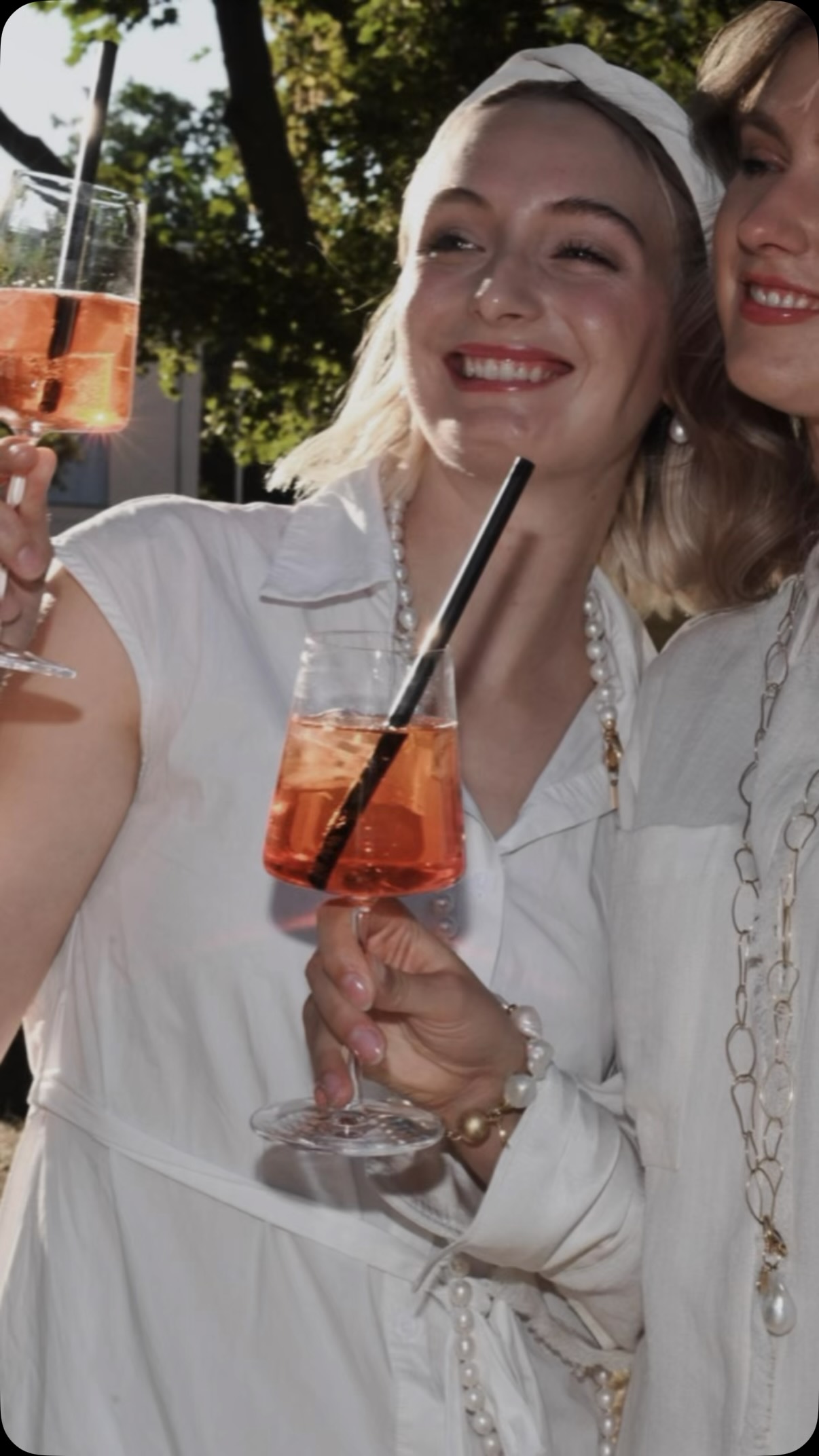 Traumwetter, fantastische Frauen und beste Vibes ?. Danke an alle, die unser Aperol Spritz & Glow Perlenparty zu einem unvergesslichen Abend gemacht haben. Welcher Moment war euer Highlight? #perlenschmuck #perlenparty #summervibes #aperolspritztime #frauenpower