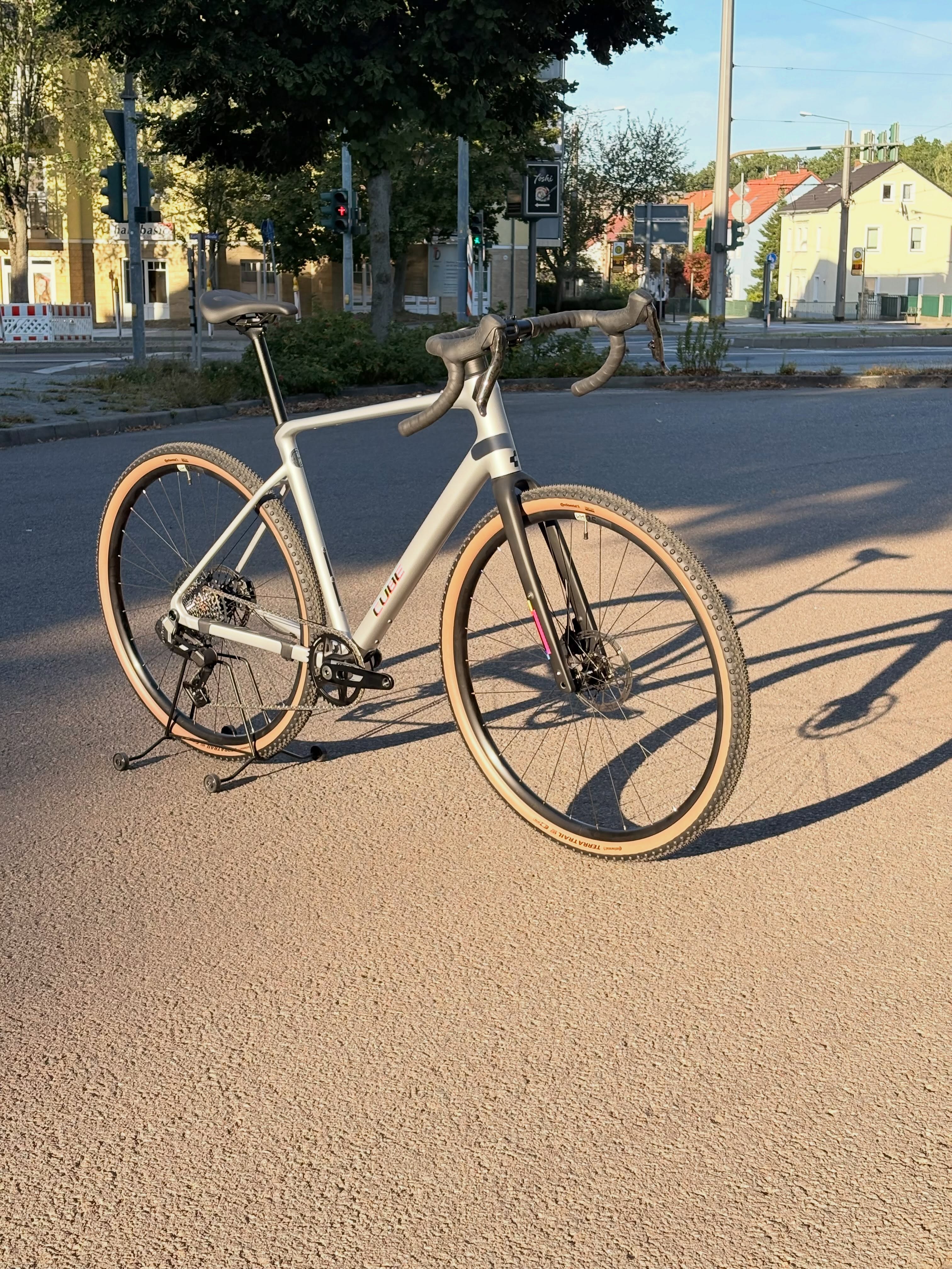 🚀 Das Bike mit dem besten Preis-Leistungs-Verhältnis für 2027?
Wer genau hinsieht, entdeckt sie: Die Schweißnähte verstecken sich unter der abgefahrenen „Spaceship“-Lackierung des neuen CUBE Nuroad SLX. 👀✨
Und nicht nur optisch gibt’s hier einiges zu entdecken: Das Nuroad SLX ist das erste CUBE Alu-Gravelbike mit elektronischer Schaltung! ⚡️
Mit SRAM Rival 13-fach bekommst du elektronische Schaltperformance, jede Menge Gravel-Feeling und das Ganze für gerade mal 1.999 €. 🤯
Kurz gesagt: Alu, Gravel, elektronisch und 13-fach – für unter 2.000 €.
Was will man mehr? 😏
#cube #cubenuroad #nuroadslx #gravelbike #bikepointdresden