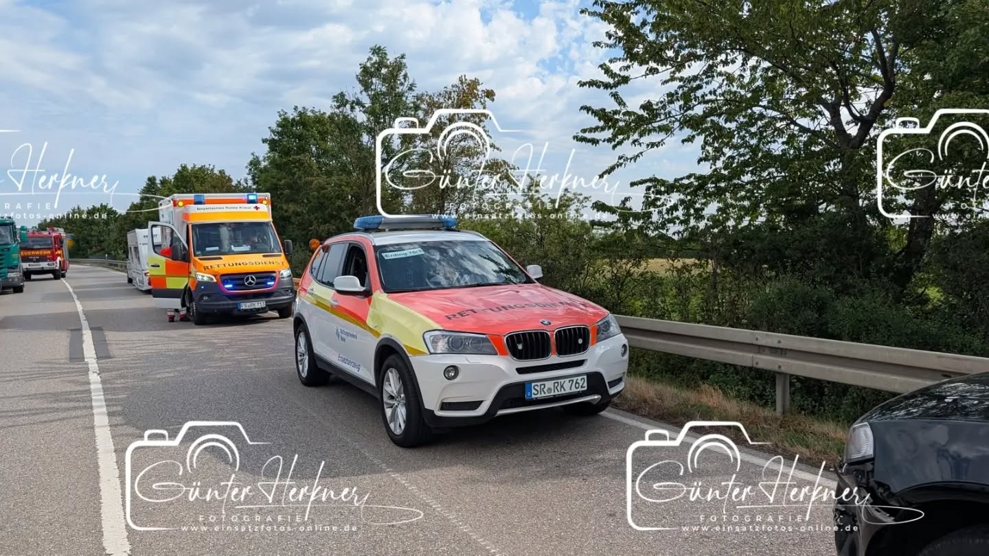 Wohnwagenanhänger verliert Rad auf der FTO
🗓️Datum: 20.08.2026
⏰Uhrzeit: 09.51 Uhr
🚒🚑 Einsatzart: THL 2
📍Einsatzort: Flughafentangente Ost
🚒🚑🚁🚓 Eingesetzte Kräfte:
@feuerwehr_altenerding
@feuerwehr_erding
@feuerwehr_niederding
@feuerwehr_eitting
@brk_kreisverband_erding
@malteser_flughafen_münchen
@polizeiobn
Verkehrsunfall auf der FTO
Am Donnerstagvormittag gegen 09:40 Uhr fuhr ein 45jähriger aus dem Landkreis Kitzingen mit seinem Opel und Wohnwagenanhänger auf der Staatsstraße 2580 von Moosinning kommend Richtung BAB 92. Zwischen den Anschlussstellen Erding-Mitte und Erding-Nord löste sich aus bislang ungeklärter Ursache der linke Reifen des Wohnanhängers. Der Reifen geriet auf die Gegenfahrbahn und prallte dort auf die Motorhaube und Windschutzscheibe eines entgegenkommenden Ford Transit, welcher von einem 61jährigen aus dem Landkreis Erding gesteuert wurde. Anschließend wurde der Reifen wieder auf die ursprüngliche Fahrbahnseite zurückgeschleudert und von einem nachfolgenden BMW X 3 erfasst. Der 45jährige Unfallverursacher und der 34jährige BMW-Fahrer aus München blieben unverletzt. Der 61jährige Fahrer des Ford Transit und seine 10jährige Beifahrerin wurden vorsorglich zur weiteren medizinischen Abklärung ins Klinikum Erding verbracht. Der Gesamtschaden beläuft sich auf ca. 10.000 €. Die FFW Erding, Altenerding, Eitting und Niederding war mit ca. 30 Einsatzkräften vor Ort und leisteten technische Unterstützung. Die FTO war für eine Dauer von 30 Minuten komplett gesperrt. Im Anschluss konnte eine Fahrspur wieder geöffnet werden.
Quelle: PI Erding
📷 Günter Herkner
#thl #unfall #feuerwehr #rettungsdienst #polizei luftrettung blaulicht technischehilfe gefahrgut abc brand freiwilligefeuerwehr