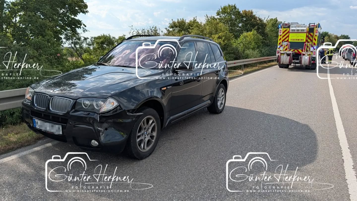 Wohnwagenanhänger verliert Rad auf der FTO
🗓️Datum: 20.08.2026
⏰Uhrzeit: 09.51 Uhr
🚒🚑 Einsatzart: THL 2
📍Einsatzort: Flughafentangente Ost
🚒🚑🚁🚓 Eingesetzte Kräfte:
@feuerwehr_altenerding
@feuerwehr_erding
@feuerwehr_niederding
@feuerwehr_eitting
@brk_kreisverband_erding
@malteser_flughafen_münchen
@polizeiobn
Verkehrsunfall auf der FTO
Am Donnerstagvormittag gegen 09:40 Uhr fuhr ein 45jähriger aus dem Landkreis Kitzingen mit seinem Opel und Wohnwagenanhänger auf der Staatsstraße 2580 von Moosinning kommend Richtung BAB 92. Zwischen den Anschlussstellen Erding-Mitte und Erding-Nord löste sich aus bislang ungeklärter Ursache der linke Reifen des Wohnanhängers. Der Reifen geriet auf die Gegenfahrbahn und prallte dort auf die Motorhaube und Windschutzscheibe eines entgegenkommenden Ford Transit, welcher von einem 61jährigen aus dem Landkreis Erding gesteuert wurde. Anschließend wurde der Reifen wieder auf die ursprüngliche Fahrbahnseite zurückgeschleudert und von einem nachfolgenden BMW X 3 erfasst. Der 45jährige Unfallverursacher und der 34jährige BMW-Fahrer aus München blieben unverletzt. Der 61jährige Fahrer des Ford Transit und seine 10jährige Beifahrerin wurden vorsorglich zur weiteren medizinischen Abklärung ins Klinikum Erding verbracht. Der Gesamtschaden beläuft sich auf ca. 10.000 €. Die FFW Erding, Altenerding, Eitting und Niederding war mit ca. 30 Einsatzkräften vor Ort und leisteten technische Unterstützung. Die FTO war für eine Dauer von 30 Minuten komplett gesperrt. Im Anschluss konnte eine Fahrspur wieder geöffnet werden.
Quelle: PI Erding
📷 Günter Herkner
#thl #unfall #feuerwehr #rettungsdienst #polizei luftrettung blaulicht technischehilfe gefahrgut abc brand freiwilligefeuerwehr