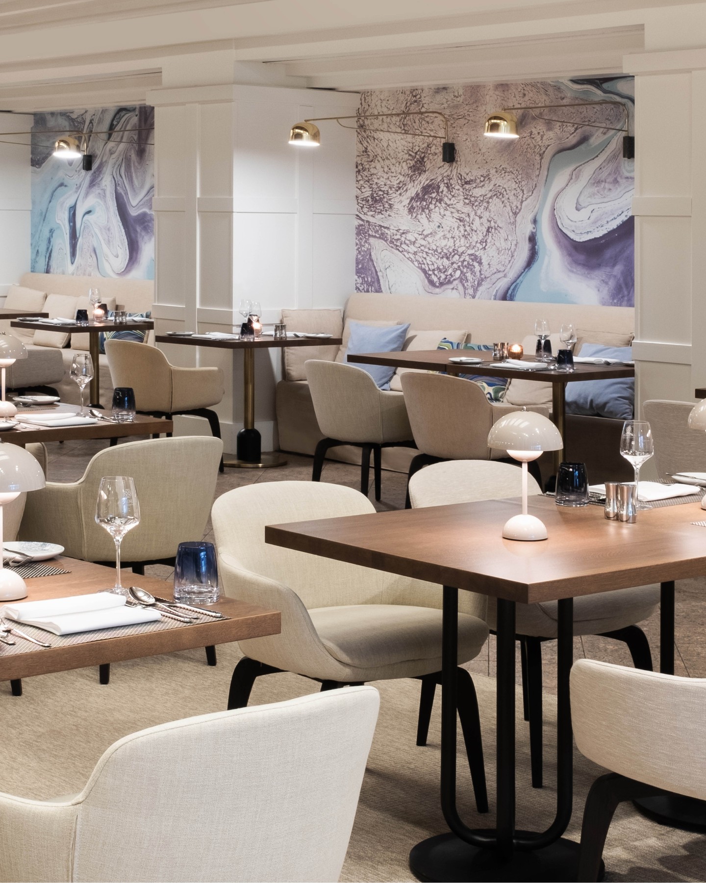 Aedenlife Hotel & Resort Rügen
Inspired by dunes, water, and island life, the lobby forms the heart of the hotel. Flowing shapes and subtle maritime details create an elegant connection between architecture and the surrounding landscape.
#KitzigStudios #KitzigIdentities #Hotel #InteriorDesign